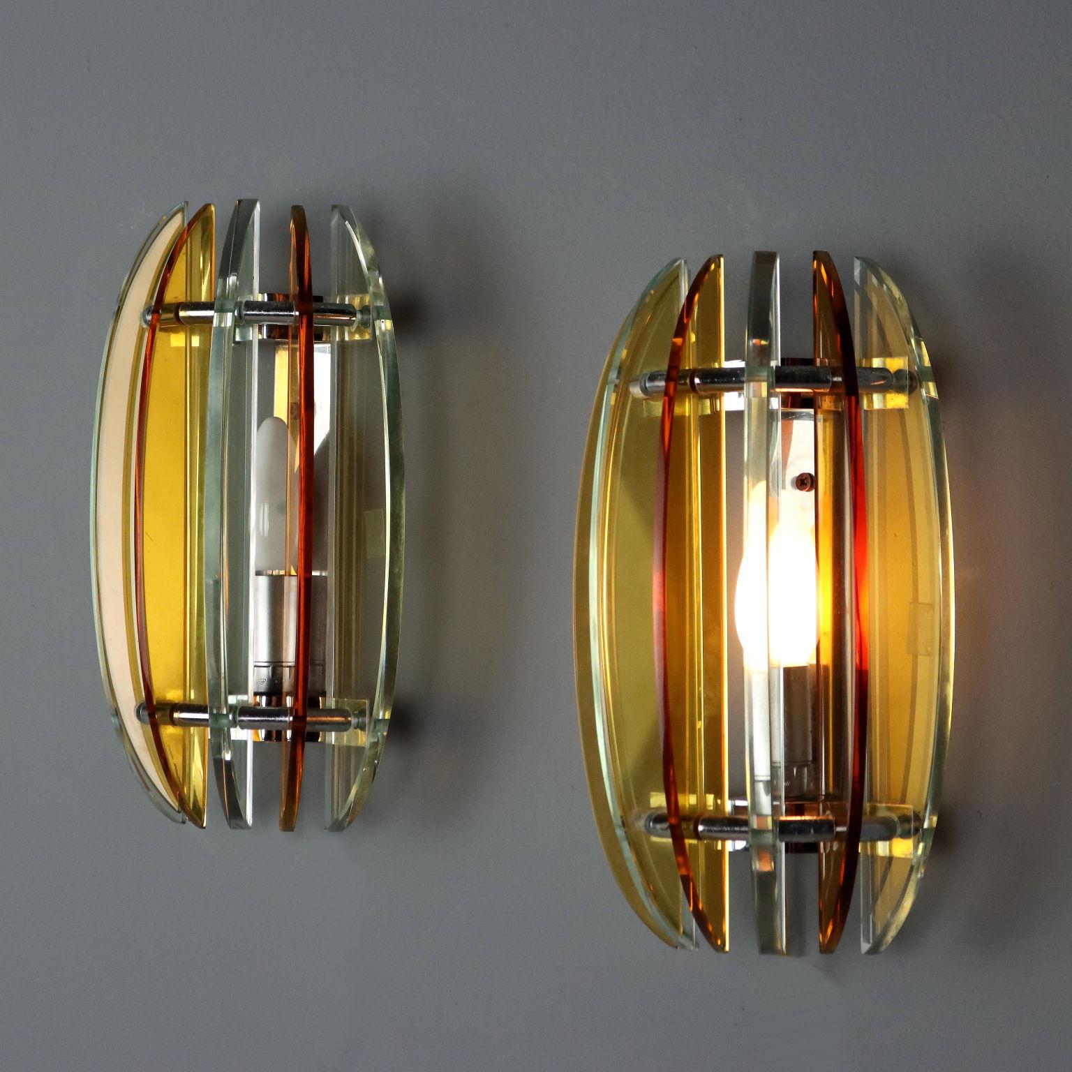 Due lampada vintage da parete in vetro bicolore giallo e azzurro e metallo cromato. 1 lampadina con attacco E14.