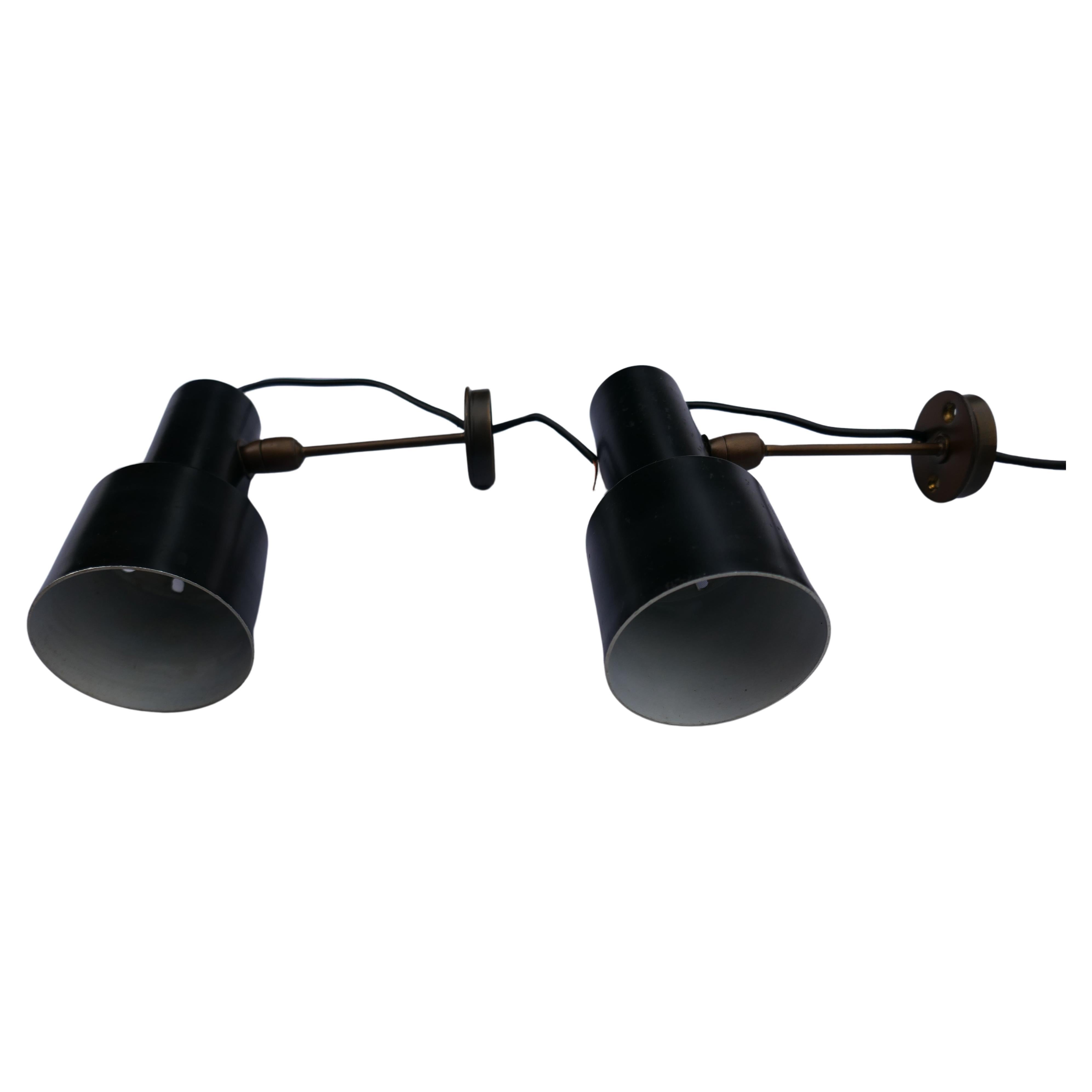 Mid-Century Modern Pair of wall sconces attributed to Giuseppe Ostuni for Oluce For Sale
