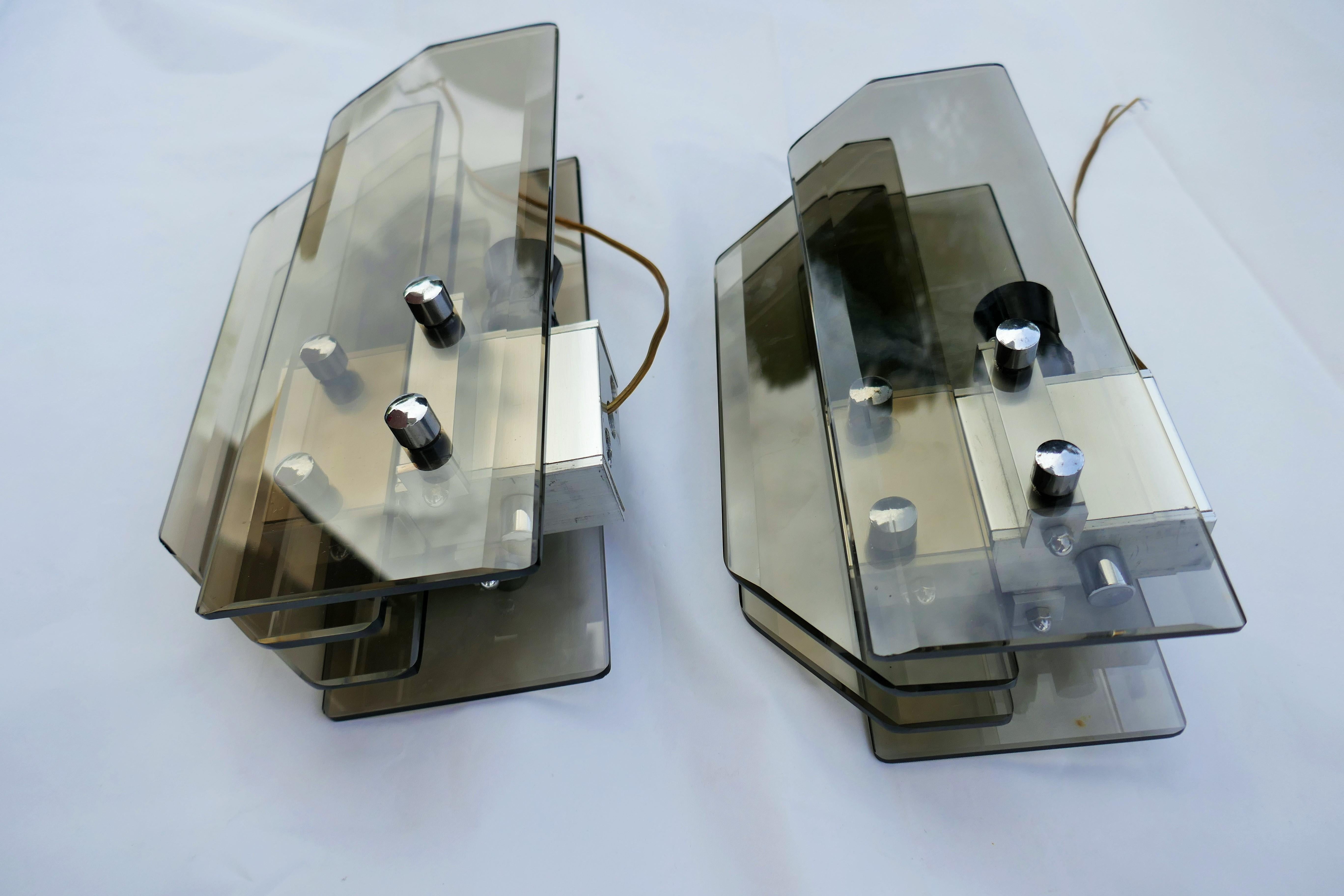 Modern Pair of wall sconces attributed to Sciolari For Sale