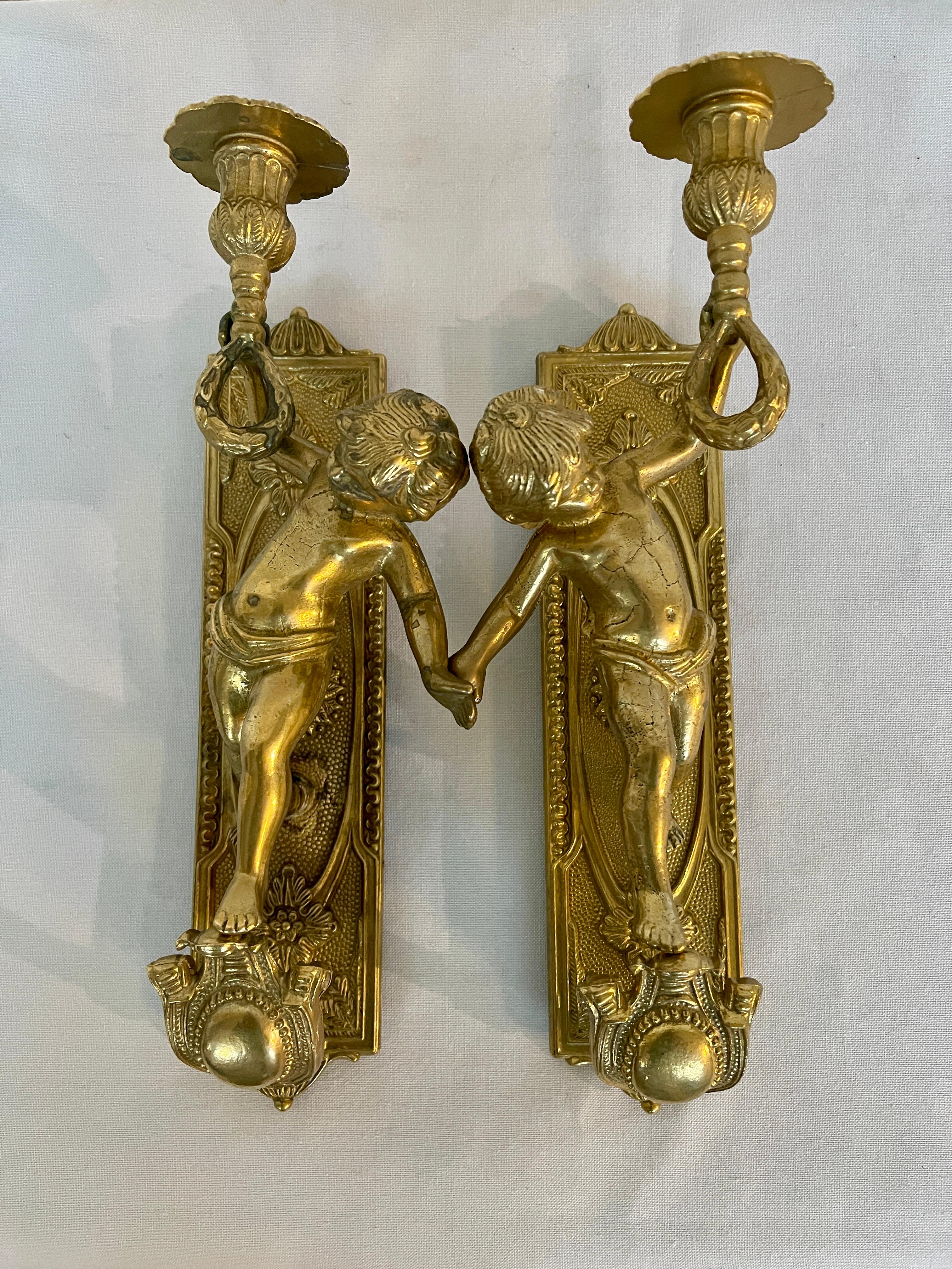 Pareja de apliques de bronce vintage Italia años 80 Luis XVI en venta
