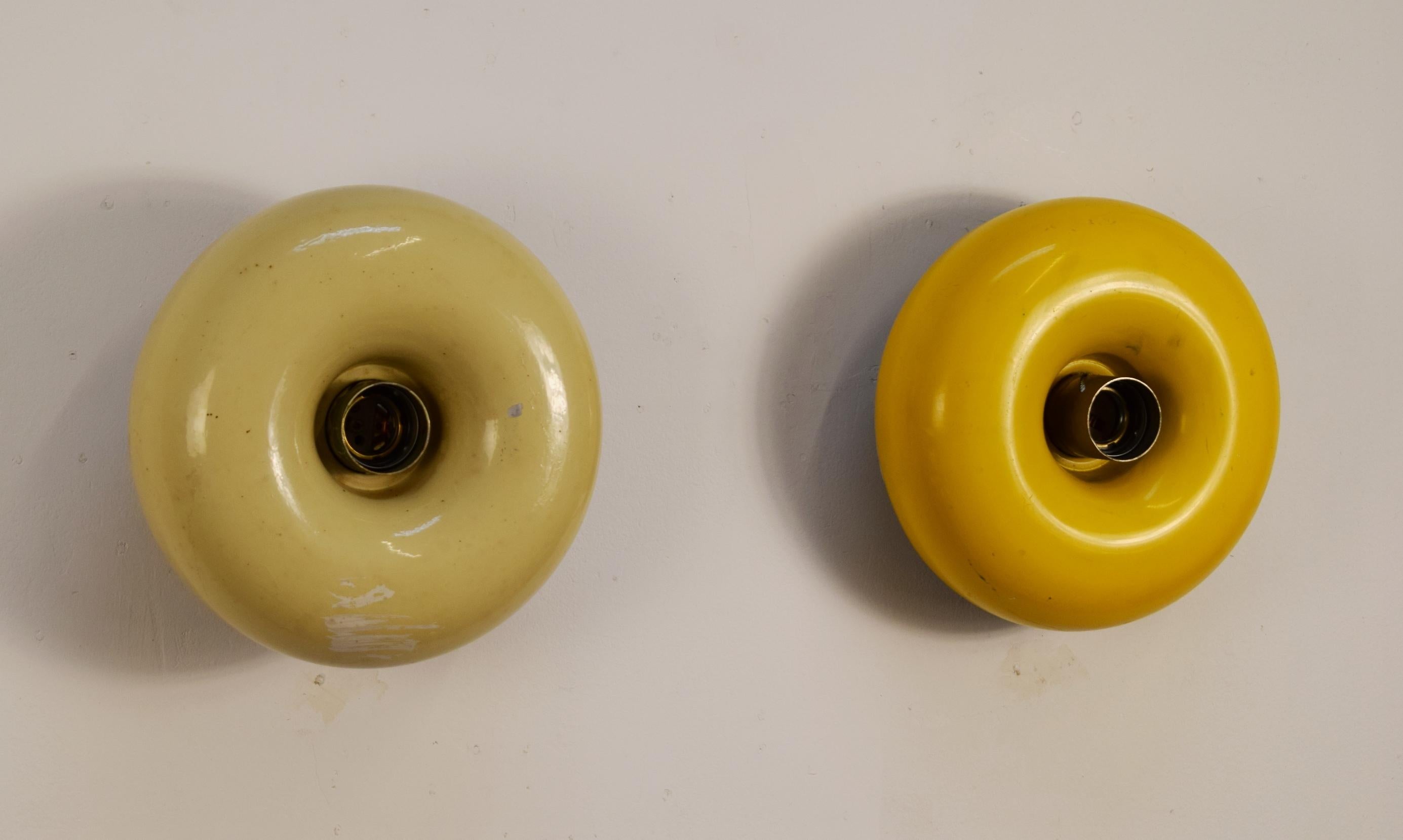 Particolare coppia di lampade da parete disegnate da Ingo Maurer per Design M, questo modello è chiamato 