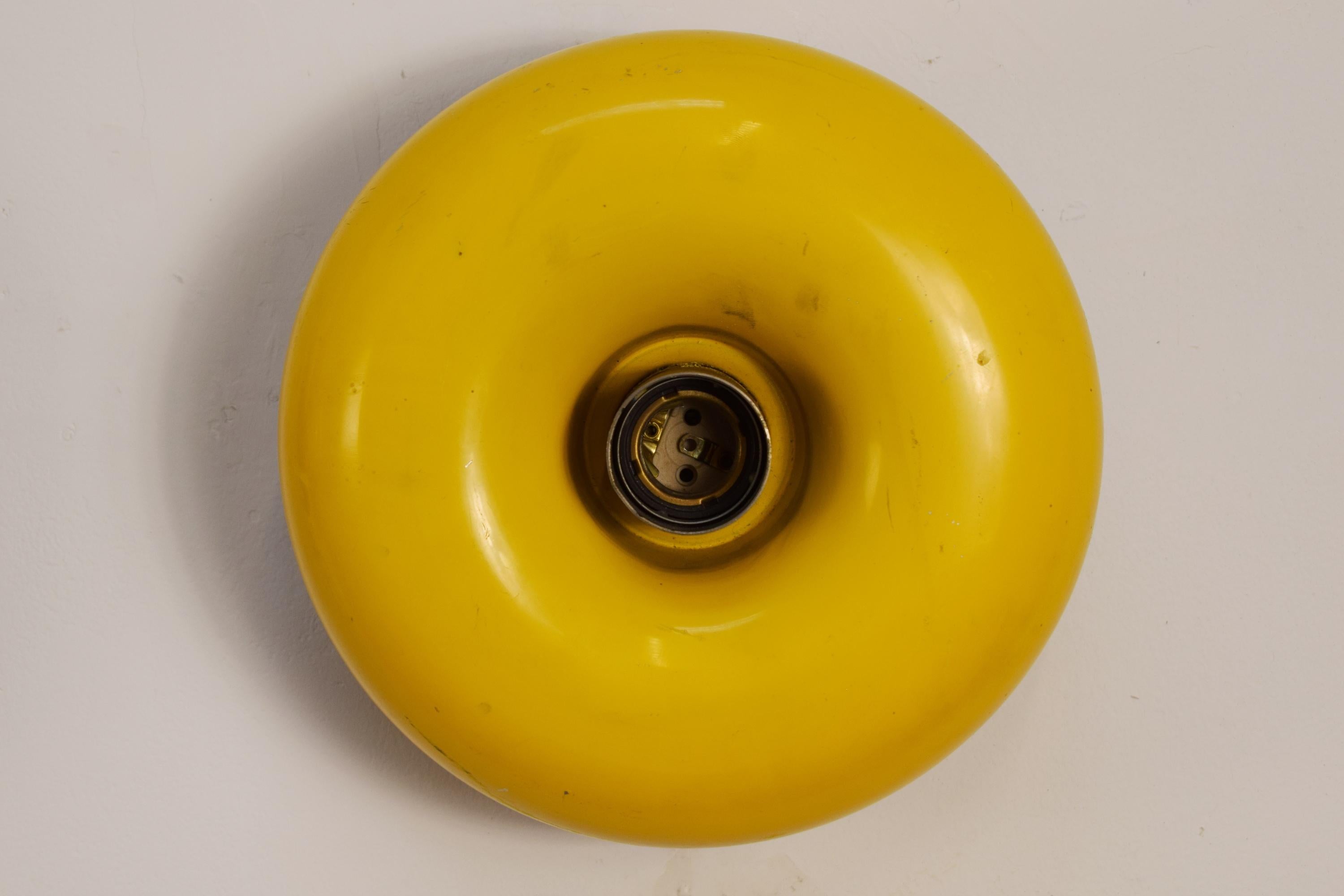 Coppia di applique di Ingo Maurer per Design M modello Pox, Germania, anni '60. in vendita 1