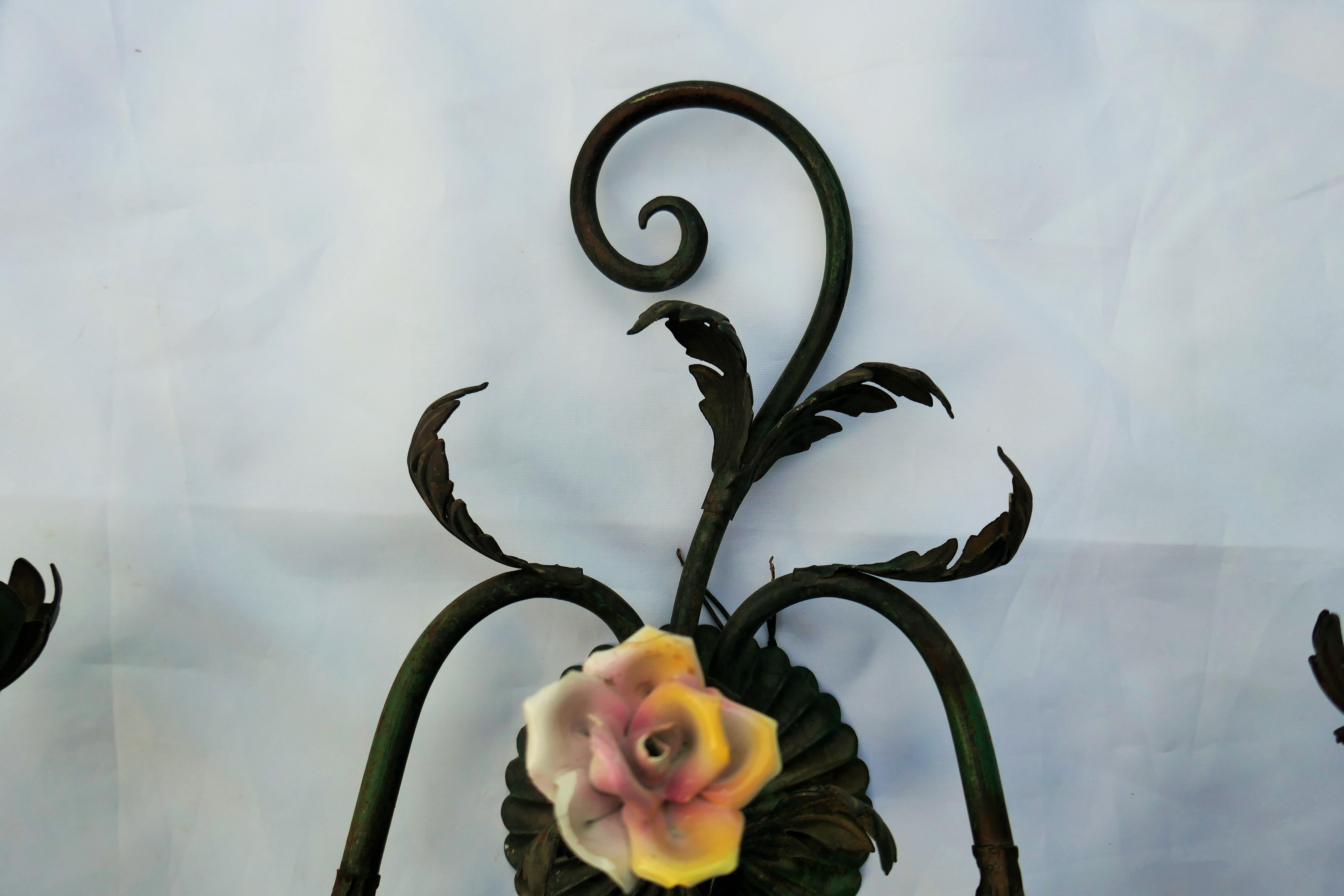 Coppia di applique in metallo e ceramica - Rosa in vendita 10