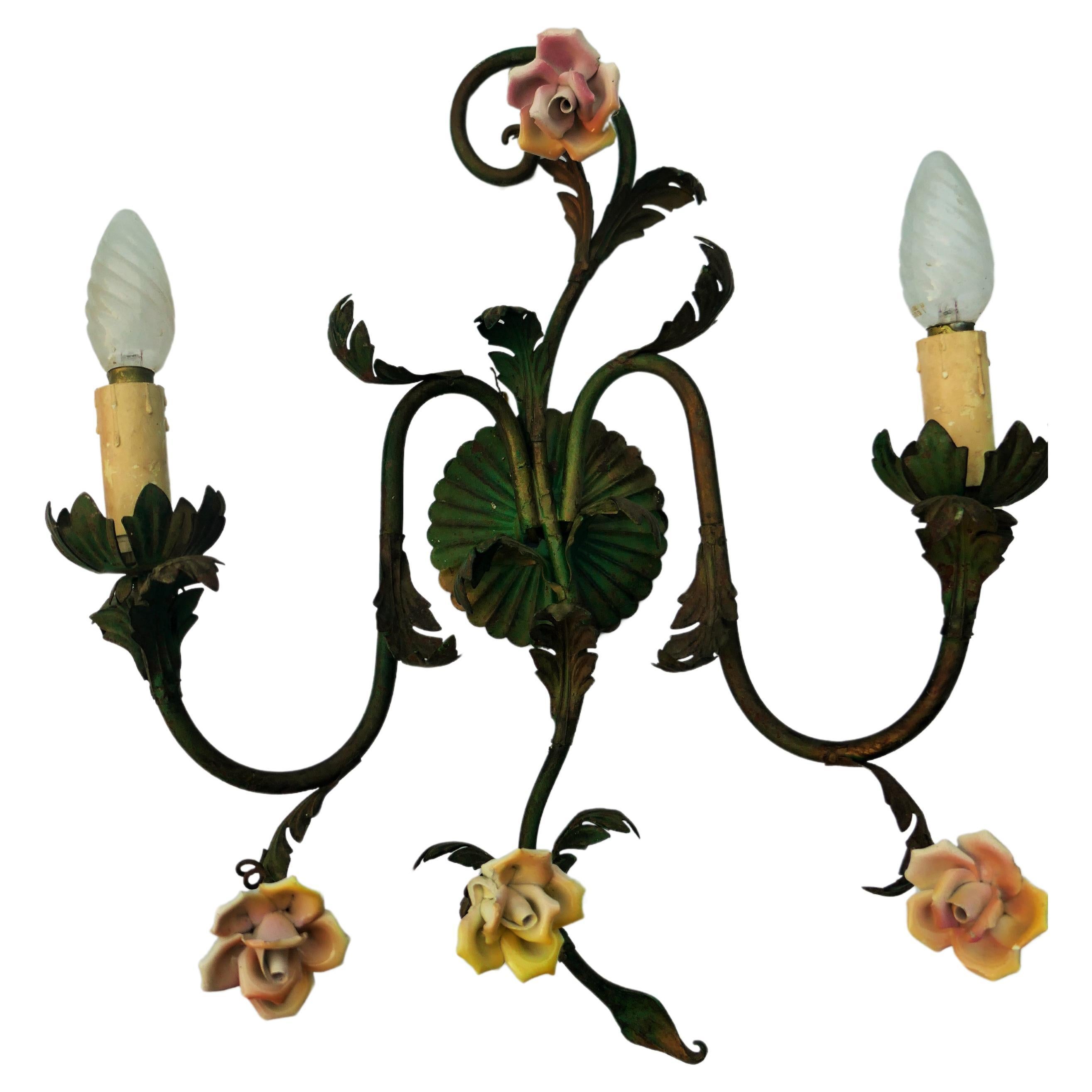 Italian Coppia di applique in metallo e ceramica - Rosa in vendita