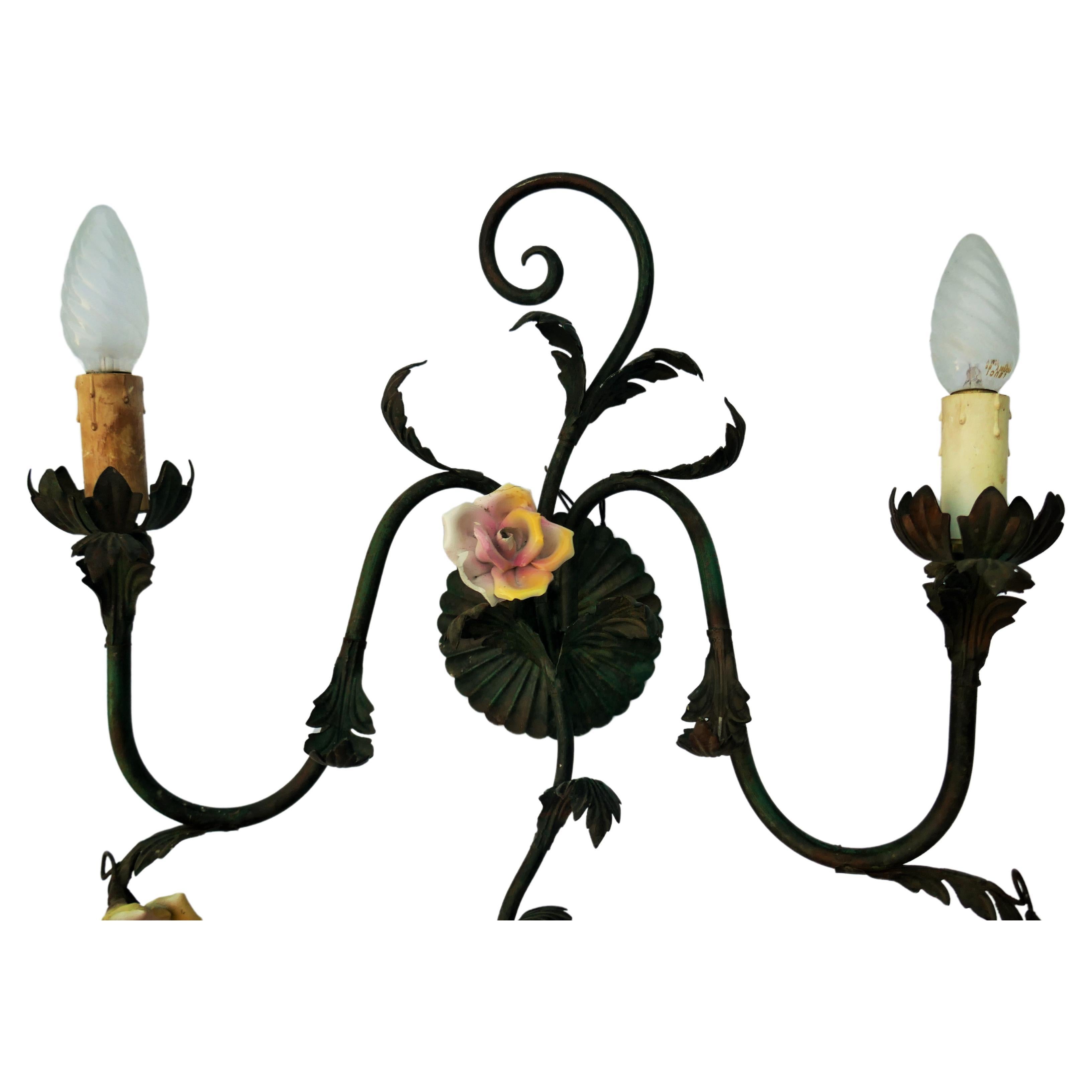 Mid-20th Century Coppia di applique in metallo e ceramica - Rosa in vendita
