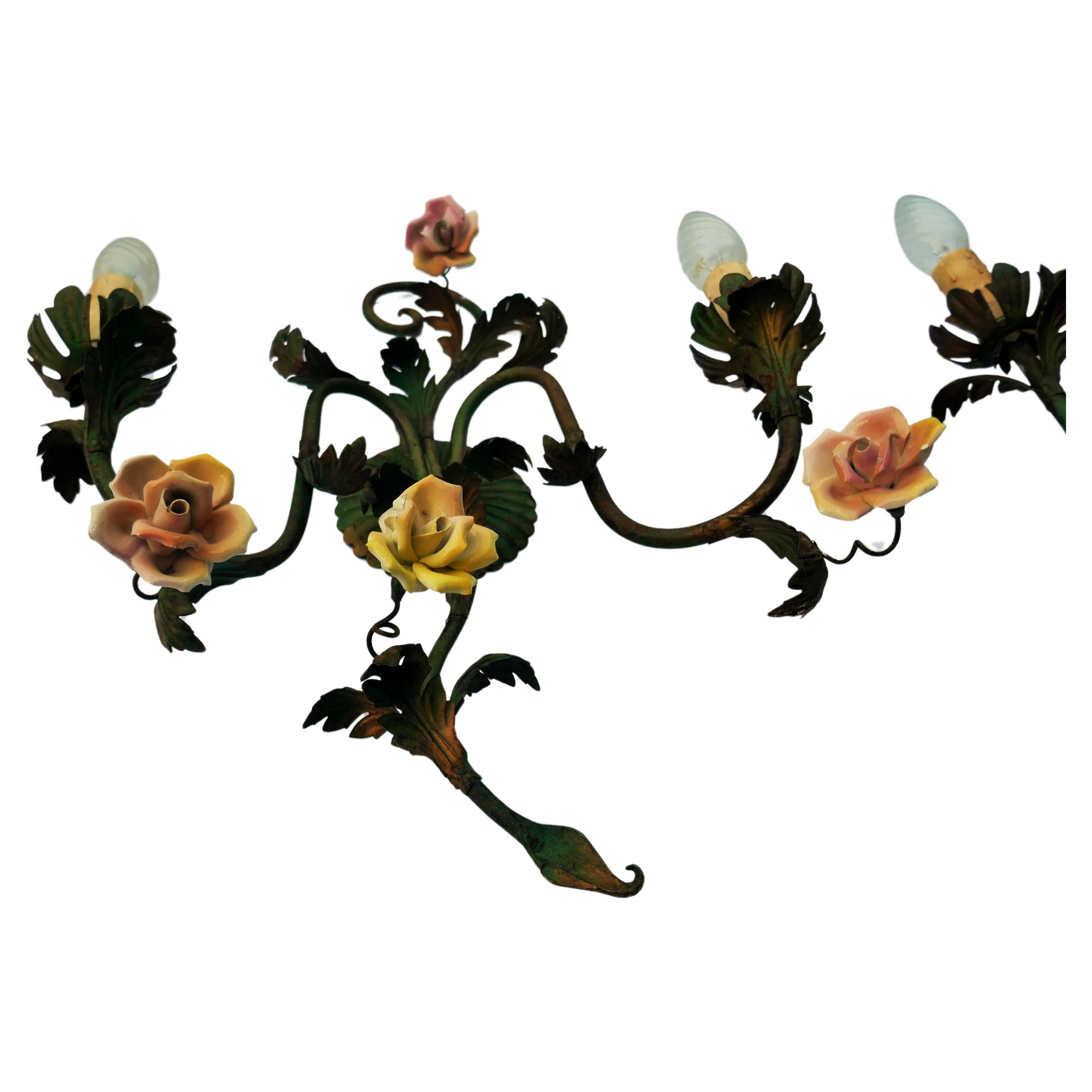 Coppia di applique in metallo e ceramica - Rosa in vendita 1