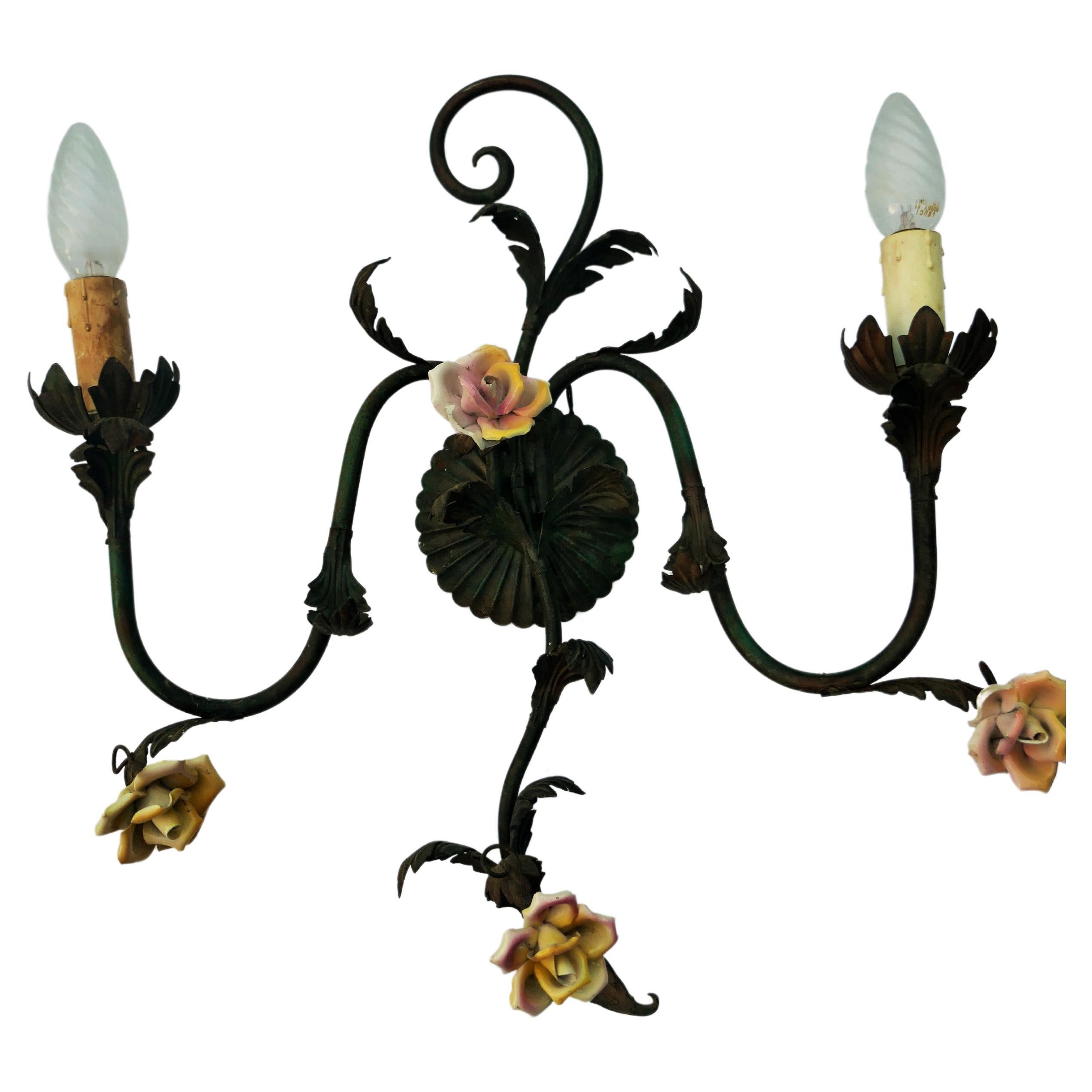 Coppia di applique in metallo e ceramica - Rosa in vendita 2