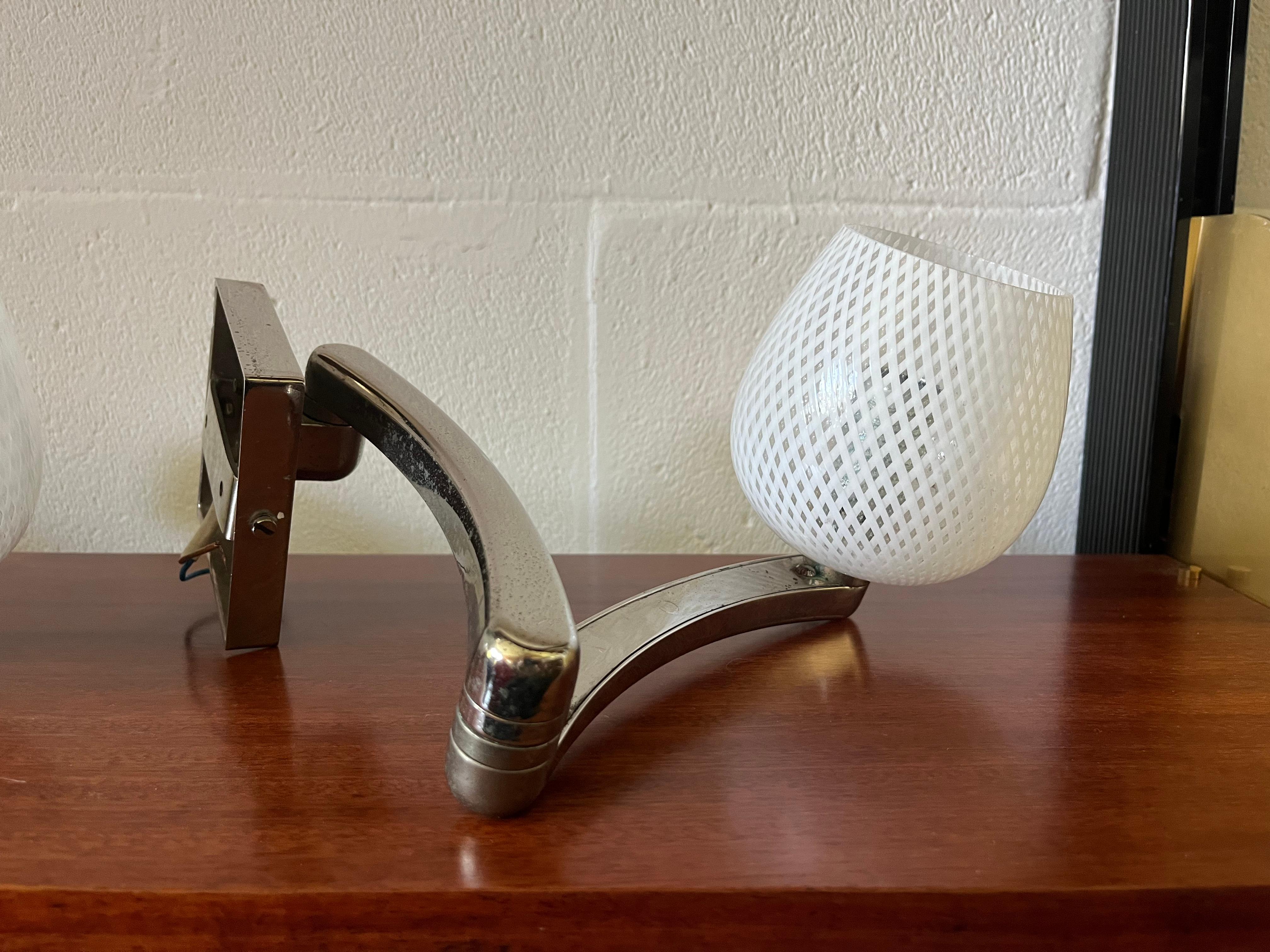 Coppia di applique in vetro di murano anni 50 con sostegno orientabile Moderno de mediados de siglo en venta