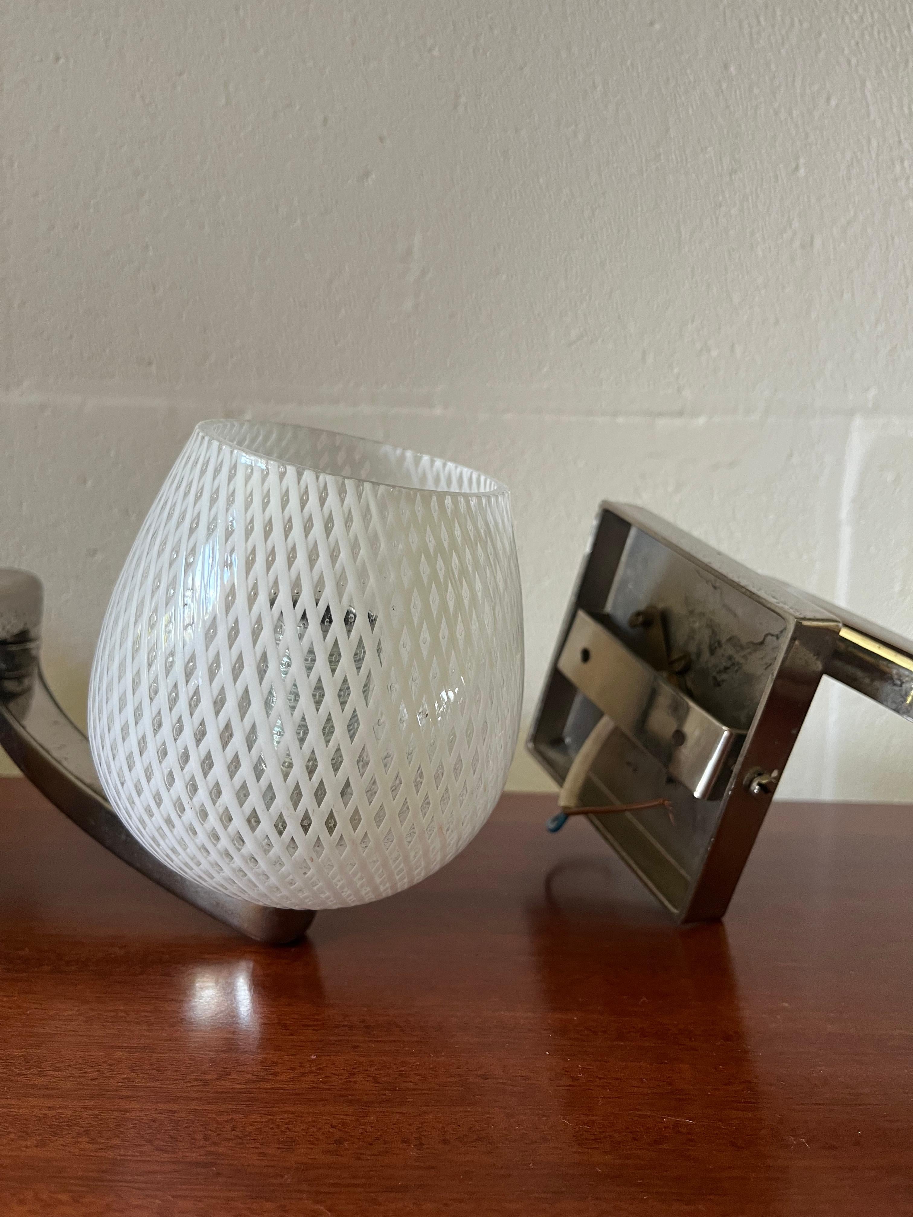 Coppia di applique in vetro di murano anni 50 con sostegno orientabile Metalistería en venta