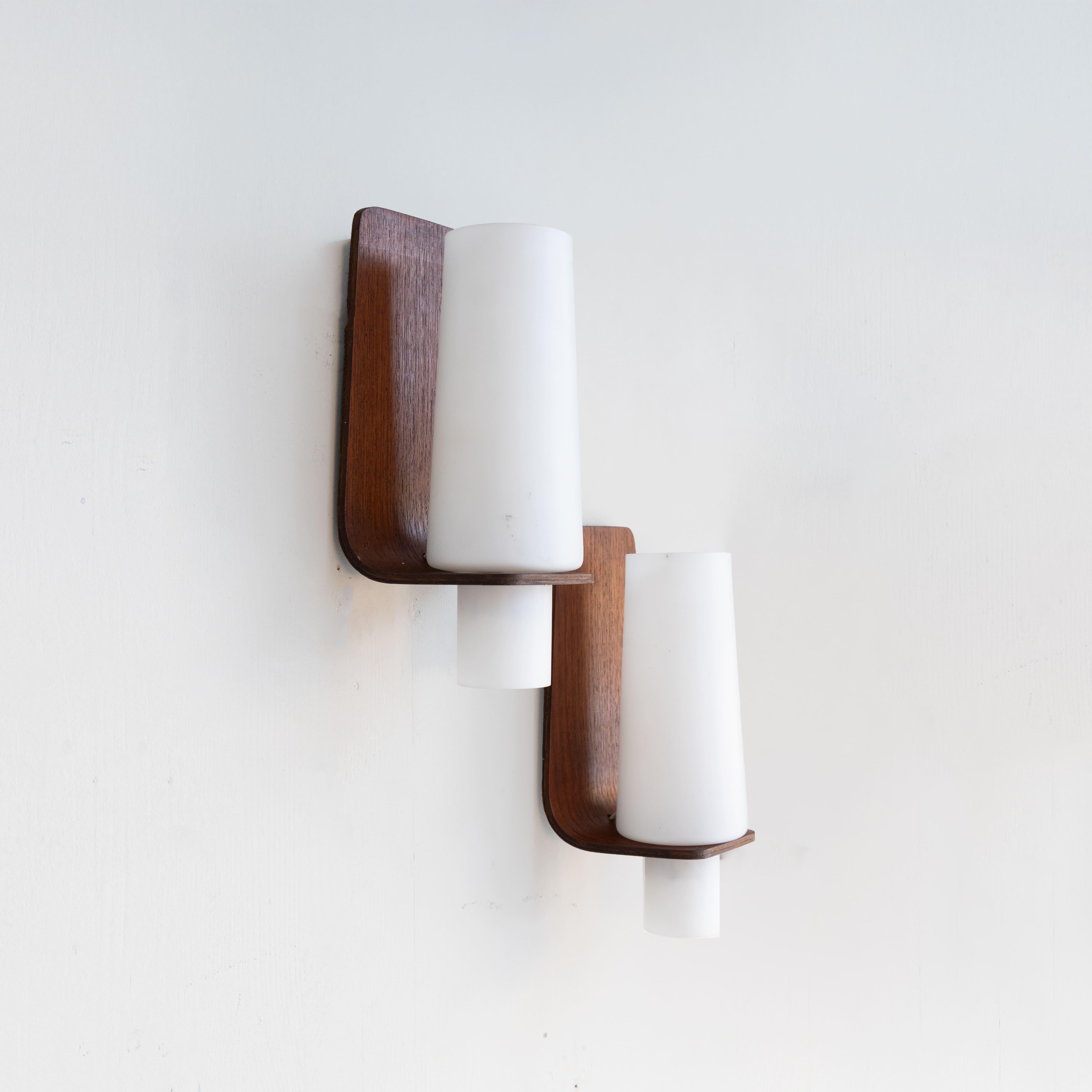 Mid-Century Modern Coppia di applique in vetro e legno, 1960 en vente