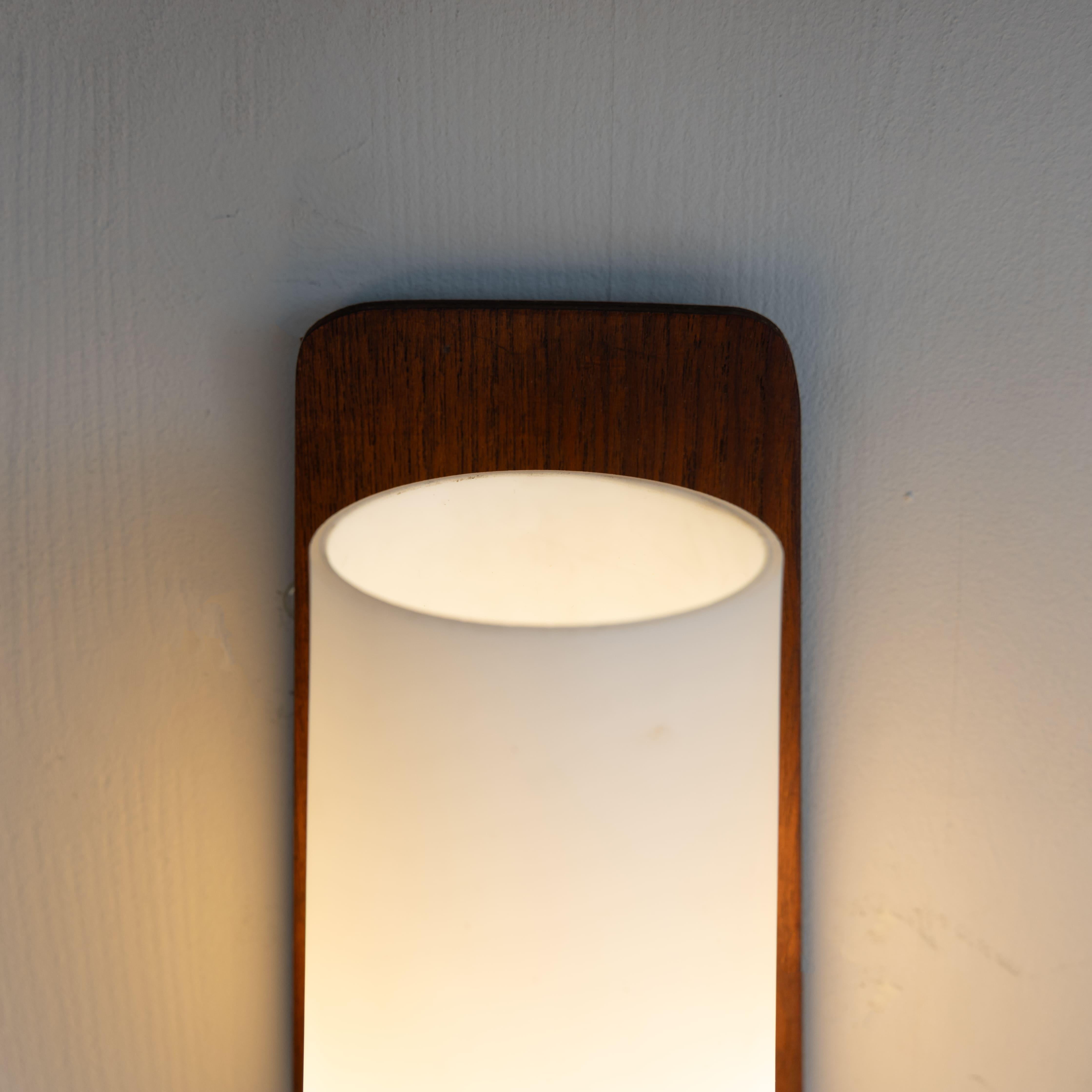 Coppia di applique in vetro e legno, 1960 Bon état - En vente à Milano, Lombardia