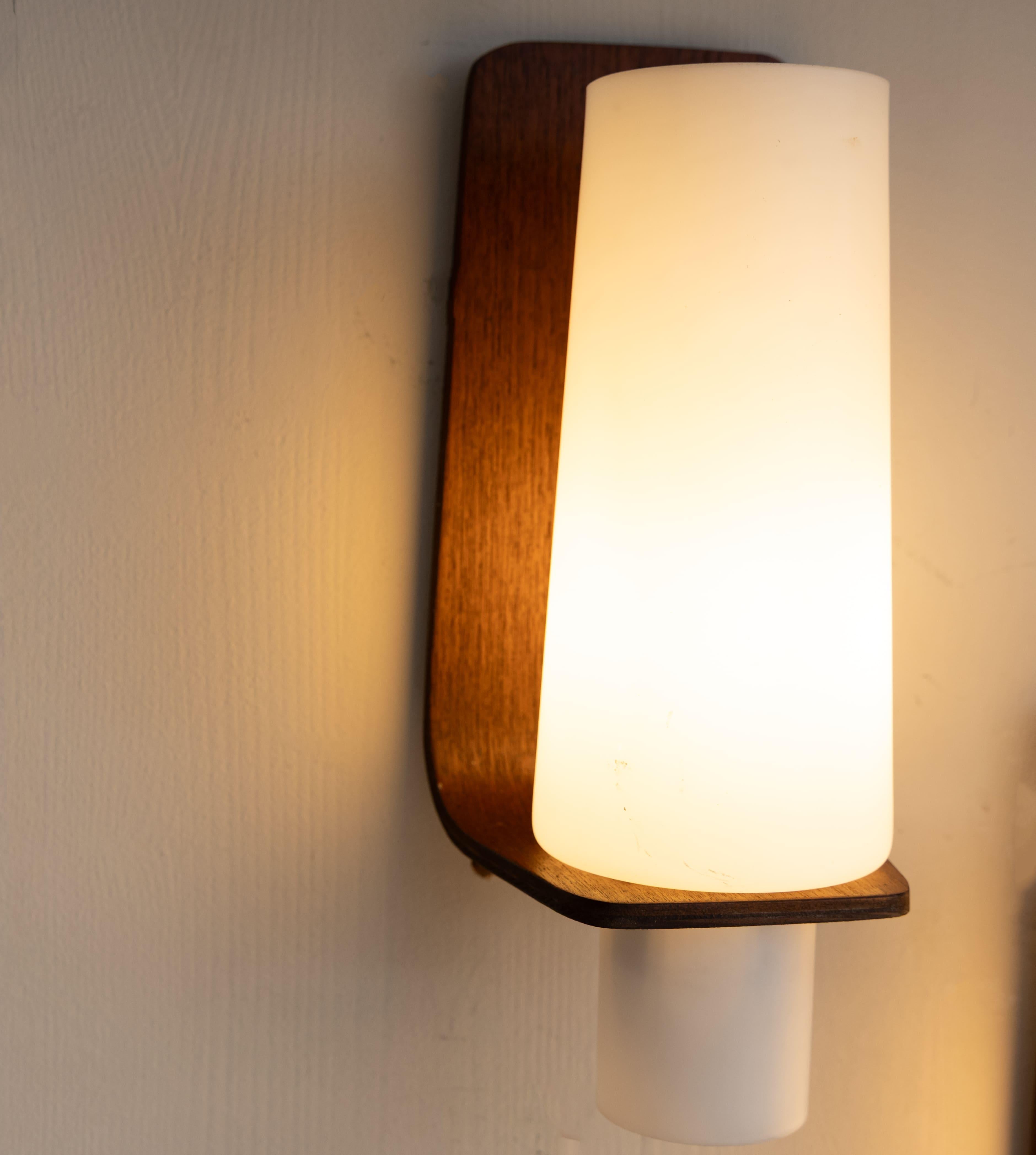 Mid-20th Century Coppia di applique in vetro e legno, 1960 en vente