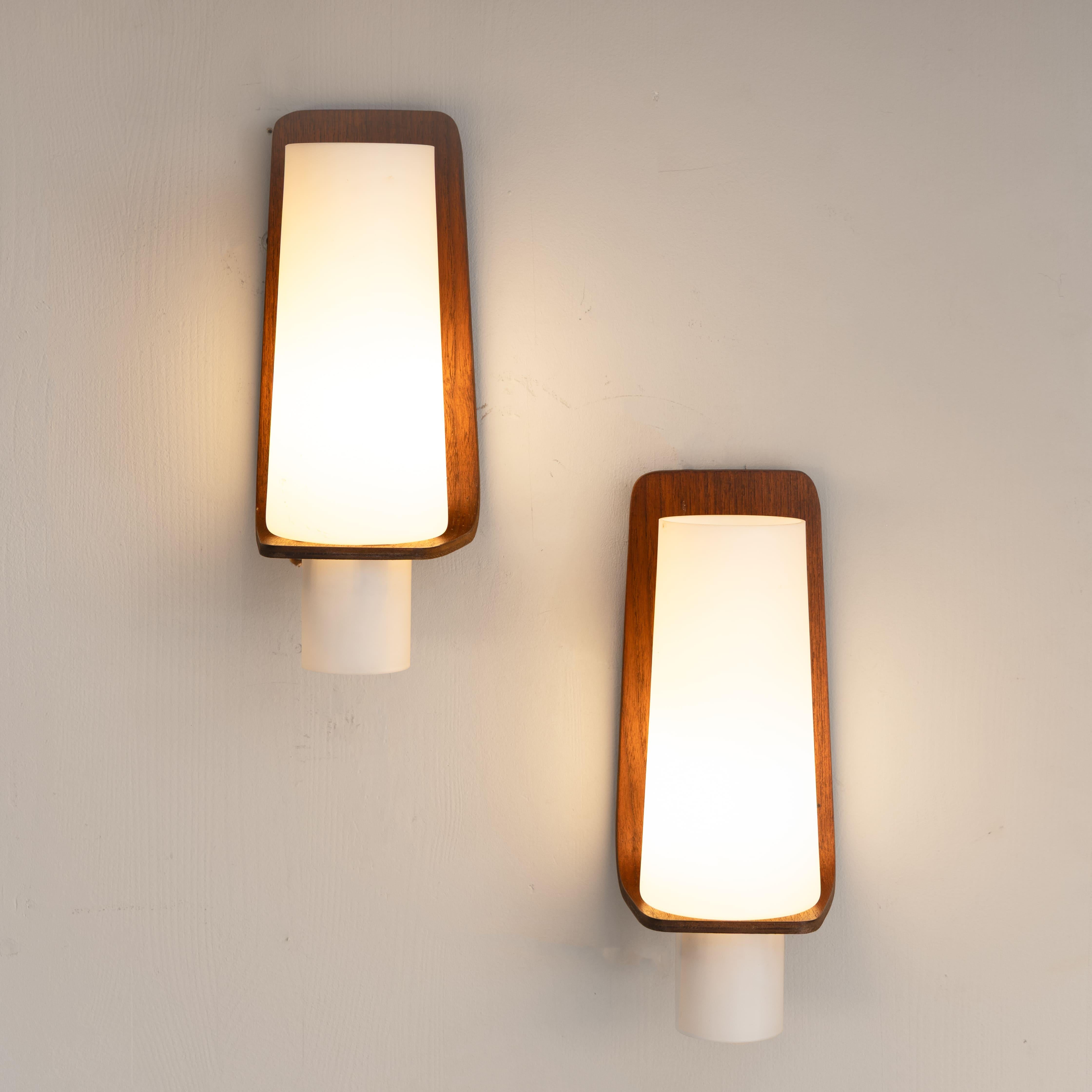 Verre Coppia di applique in vetro e legno, 1960 en vente