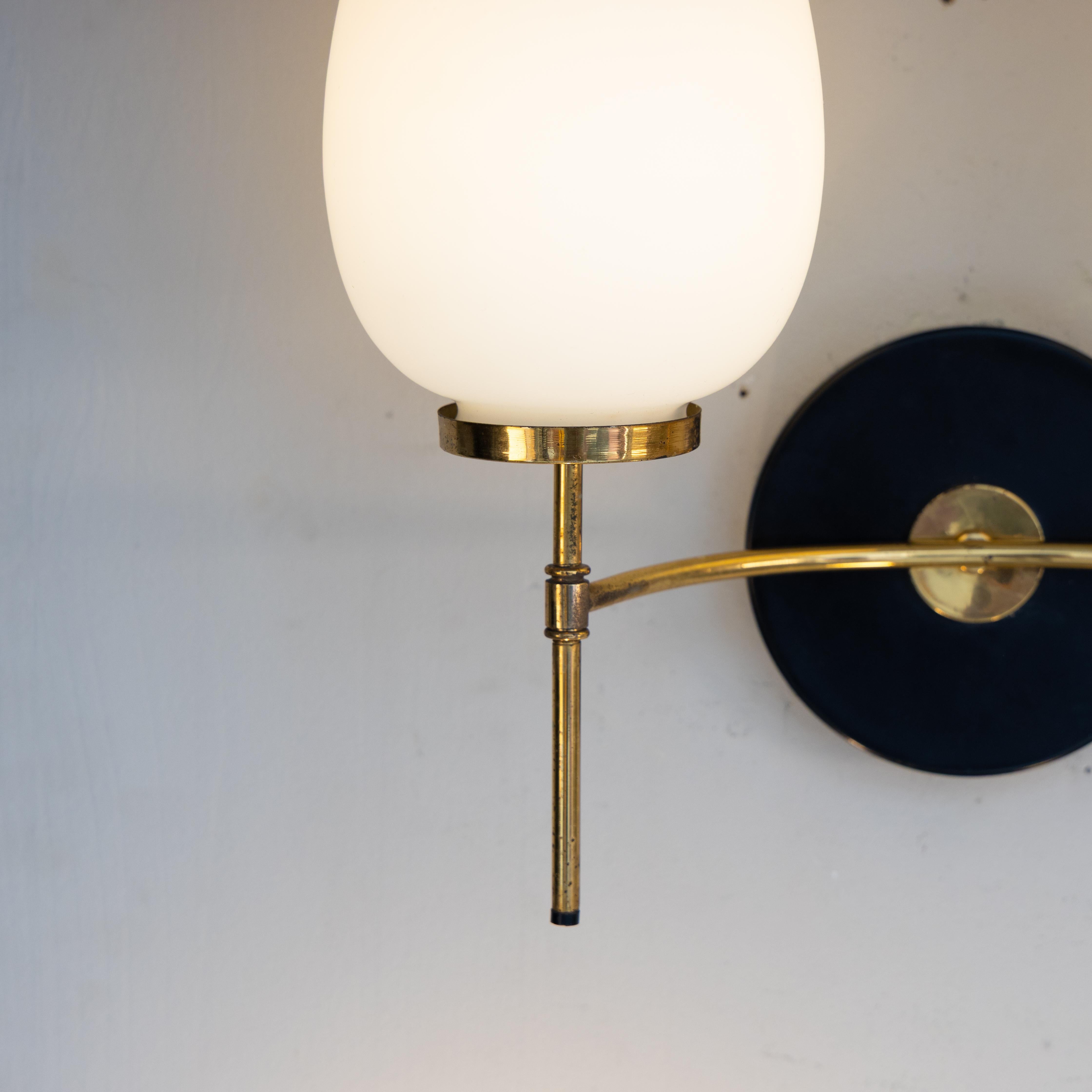 Mid-Century moderno Coppia di applique in vetro e ottone, 1950 in vendita