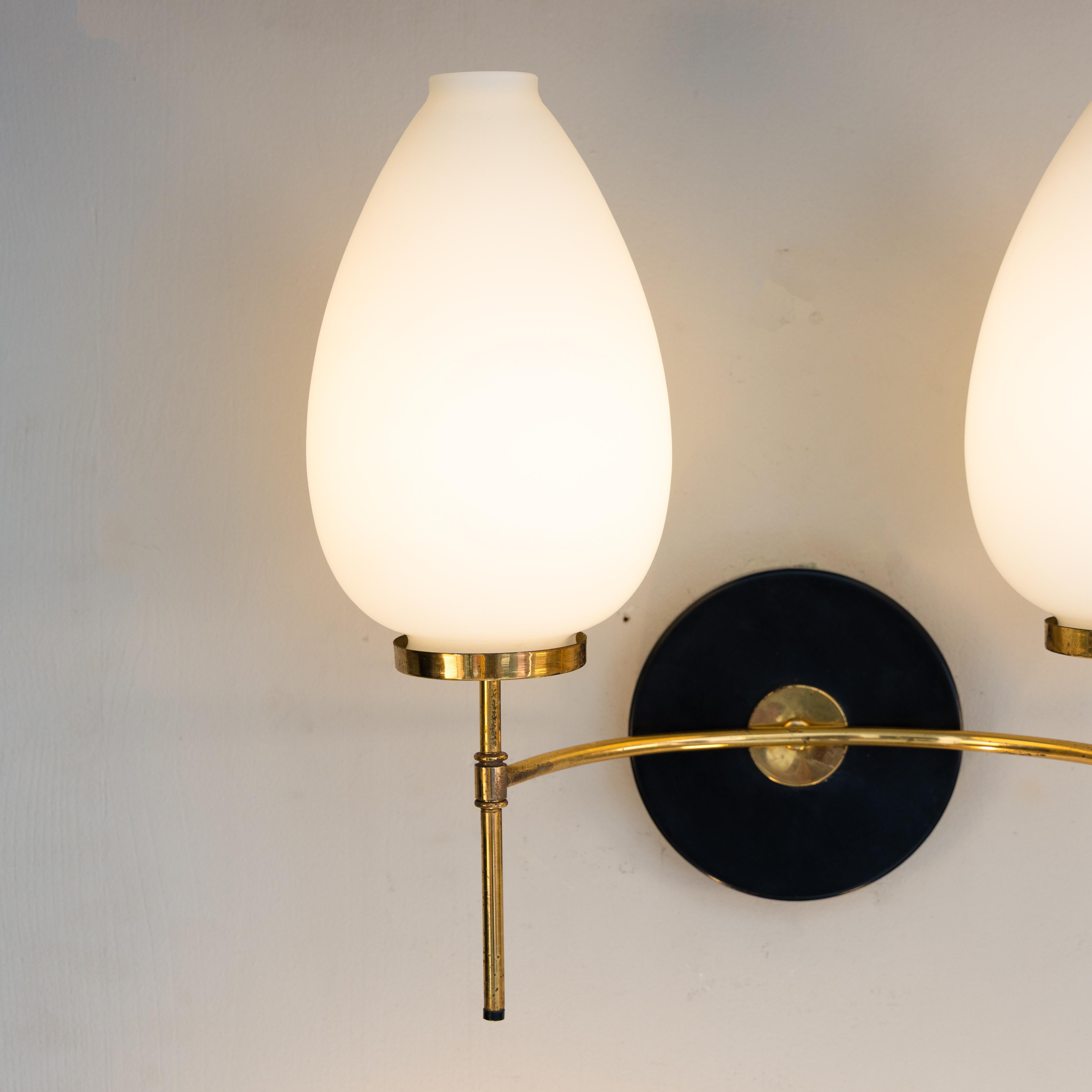 Italian Coppia di applique in vetro e ottone, 1950 in vendita
