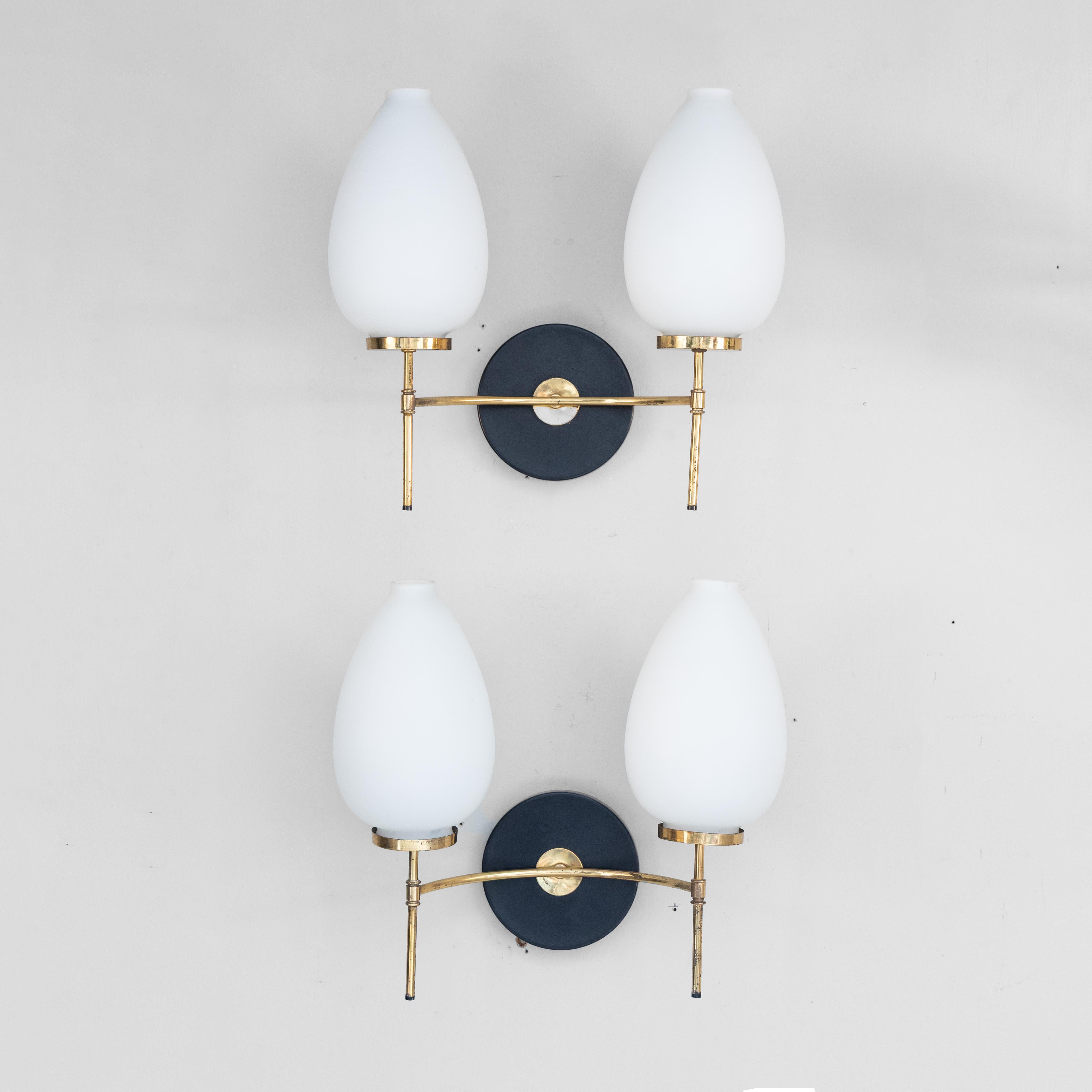 Ottone Coppia di applique in vetro e ottone, 1950 in vendita