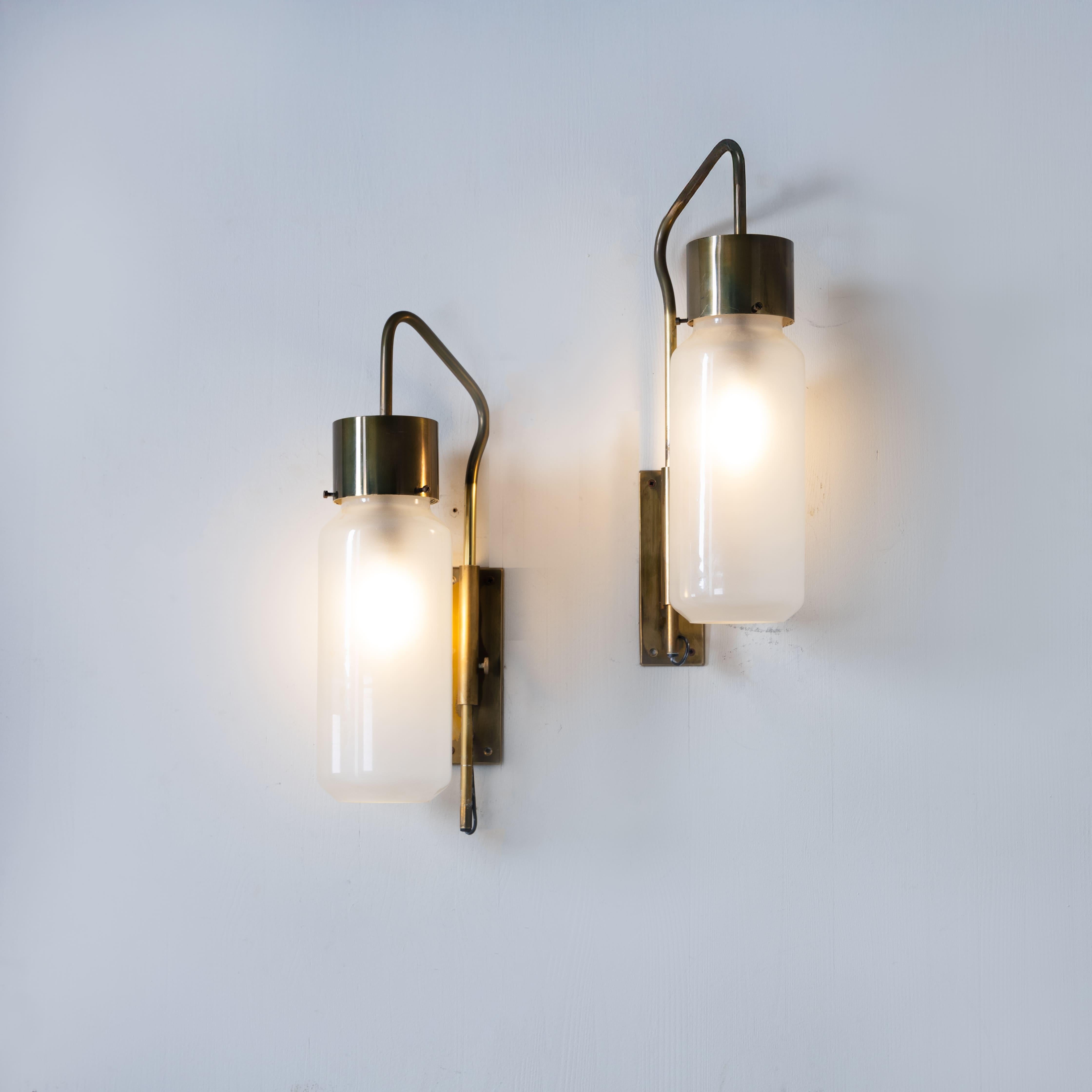 Coppia di applique LP10, modello progettato da Luigi Caccia Dominioni per Azucena negli anni ’60, è un esempio significativo di design italiano del dopoguerra, caratterizzato da eleganza e funzionalità in perfetto stile Mid-Century. Questa applique