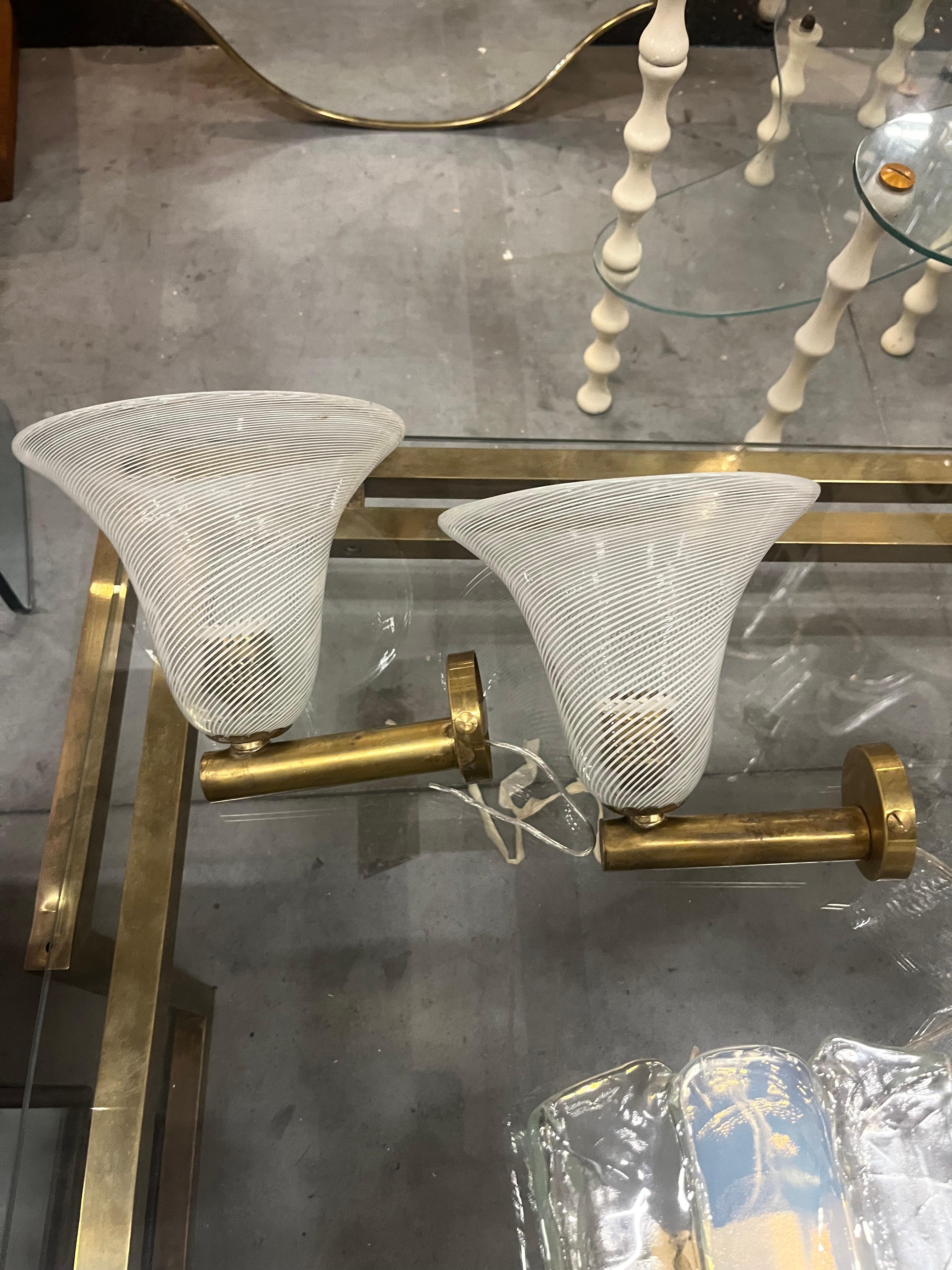 Pair of Venini wall sconces in meshed Murano glass and brass, 1940s
in good condition.
Brand new and functional electrical system.
Measures:
Bowl width  cm 18
Wall height 17.5 cm
Depth to wall cm 13