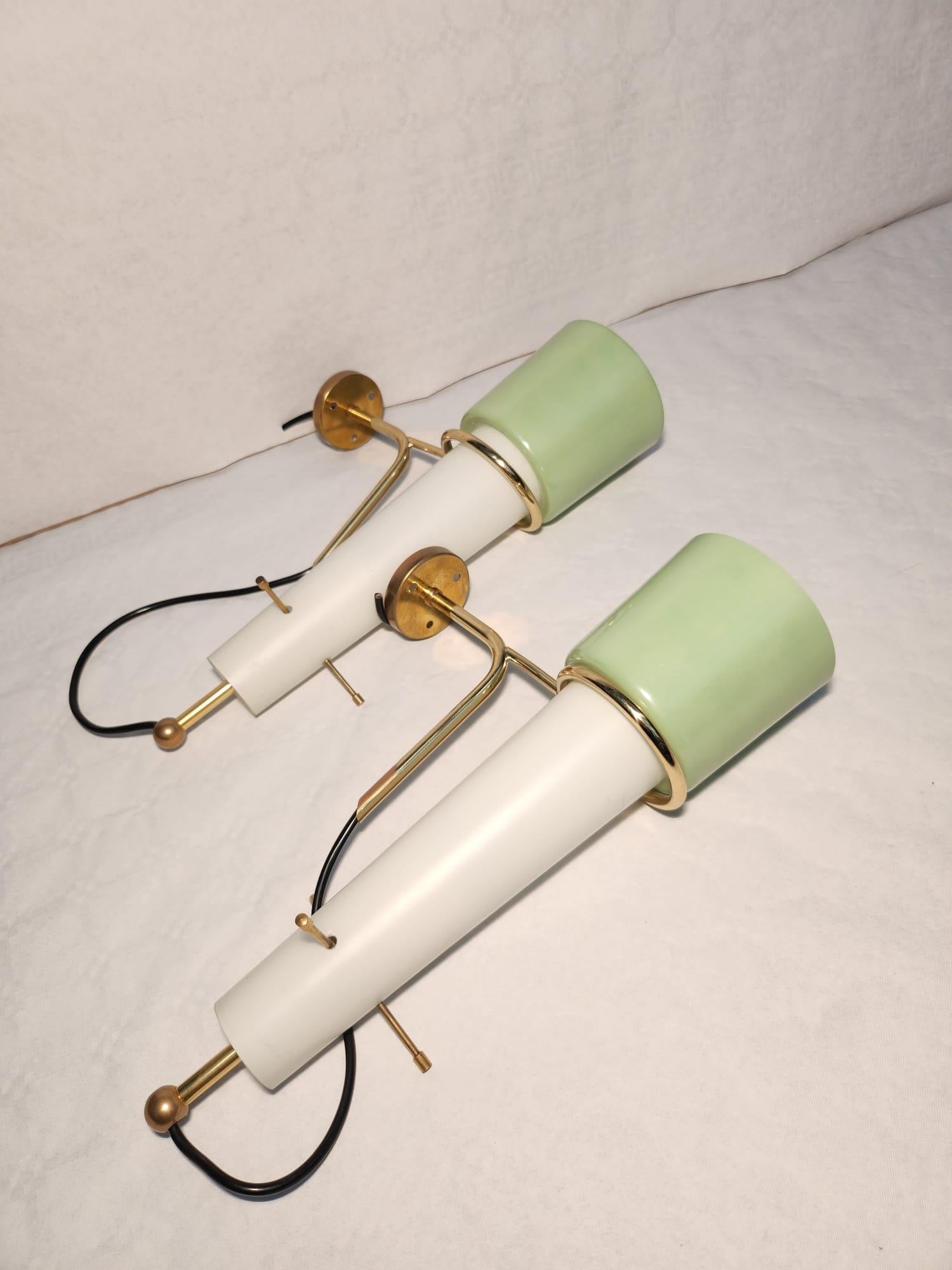 Mid-Century Modern Paire d'appliques en verre opalin dans le style de Stilnovo en vente