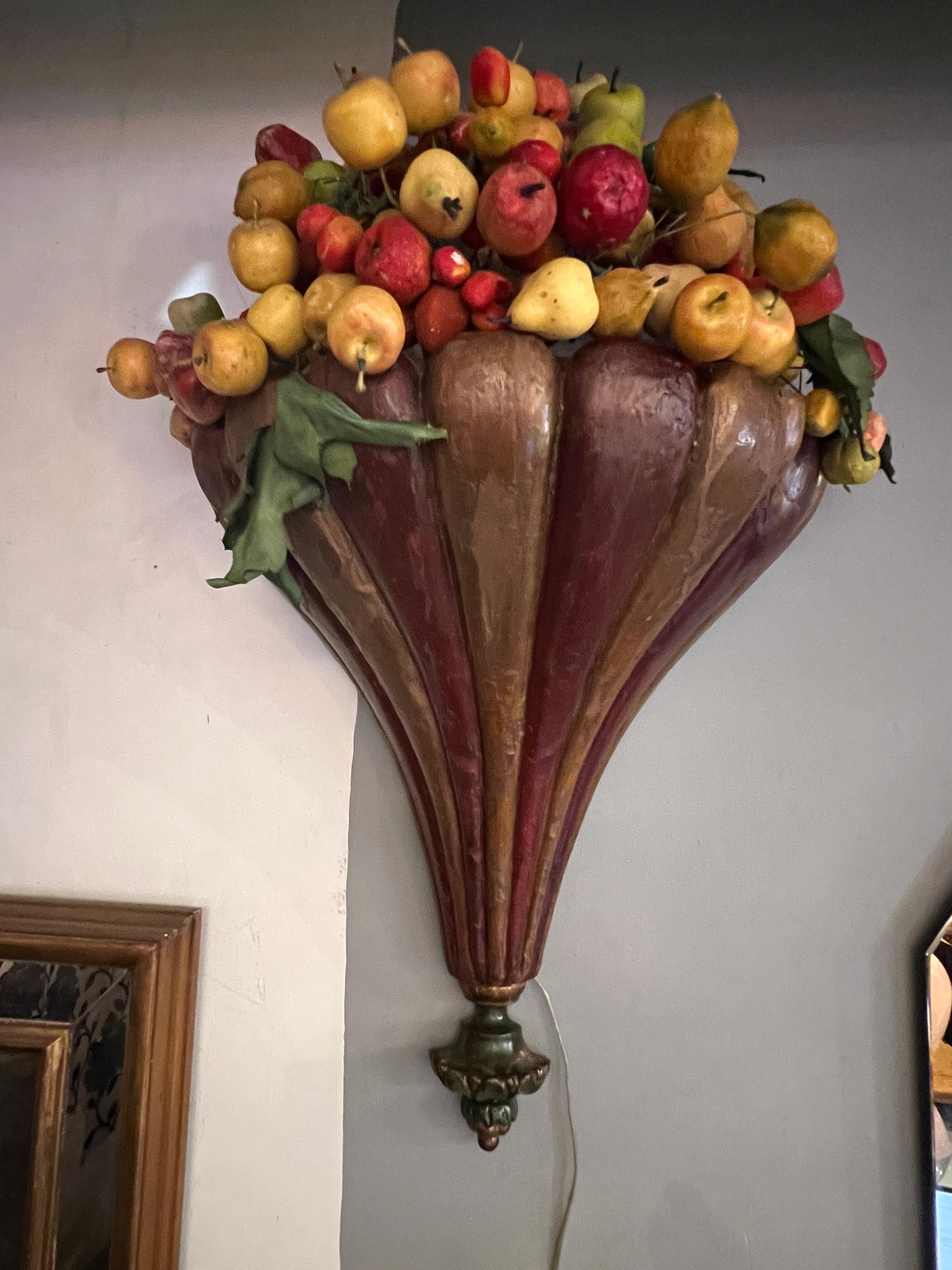 Coppia di appliques a forma di cornucopia in legno con frutta, primi '800 For Sale 3