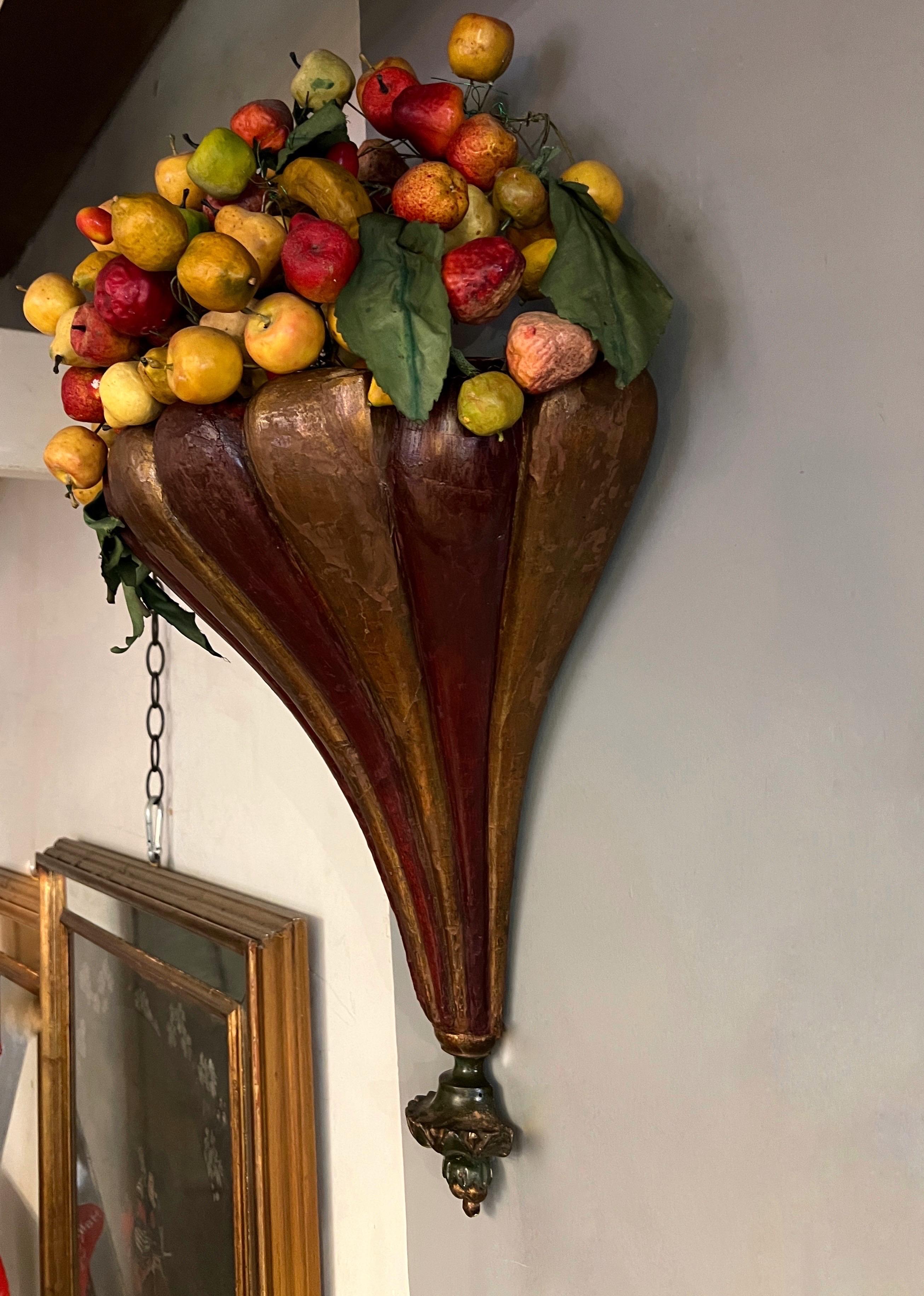 Coppia di appliques a forma di cornucopia in legno con frutta, primi '800 For Sale 4