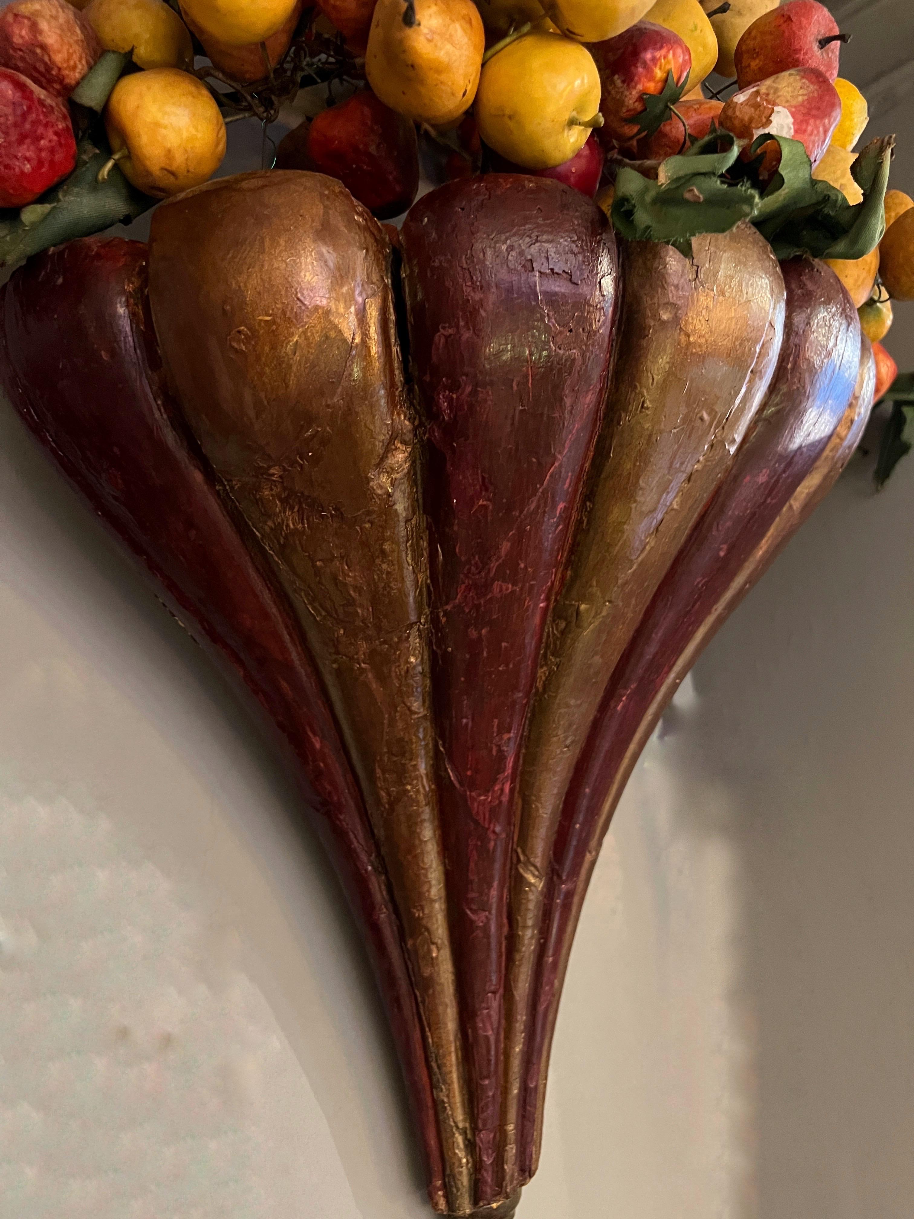 Coppia di appliques a forma di cornucopia in legno con frutta, primi '800 For Sale 6