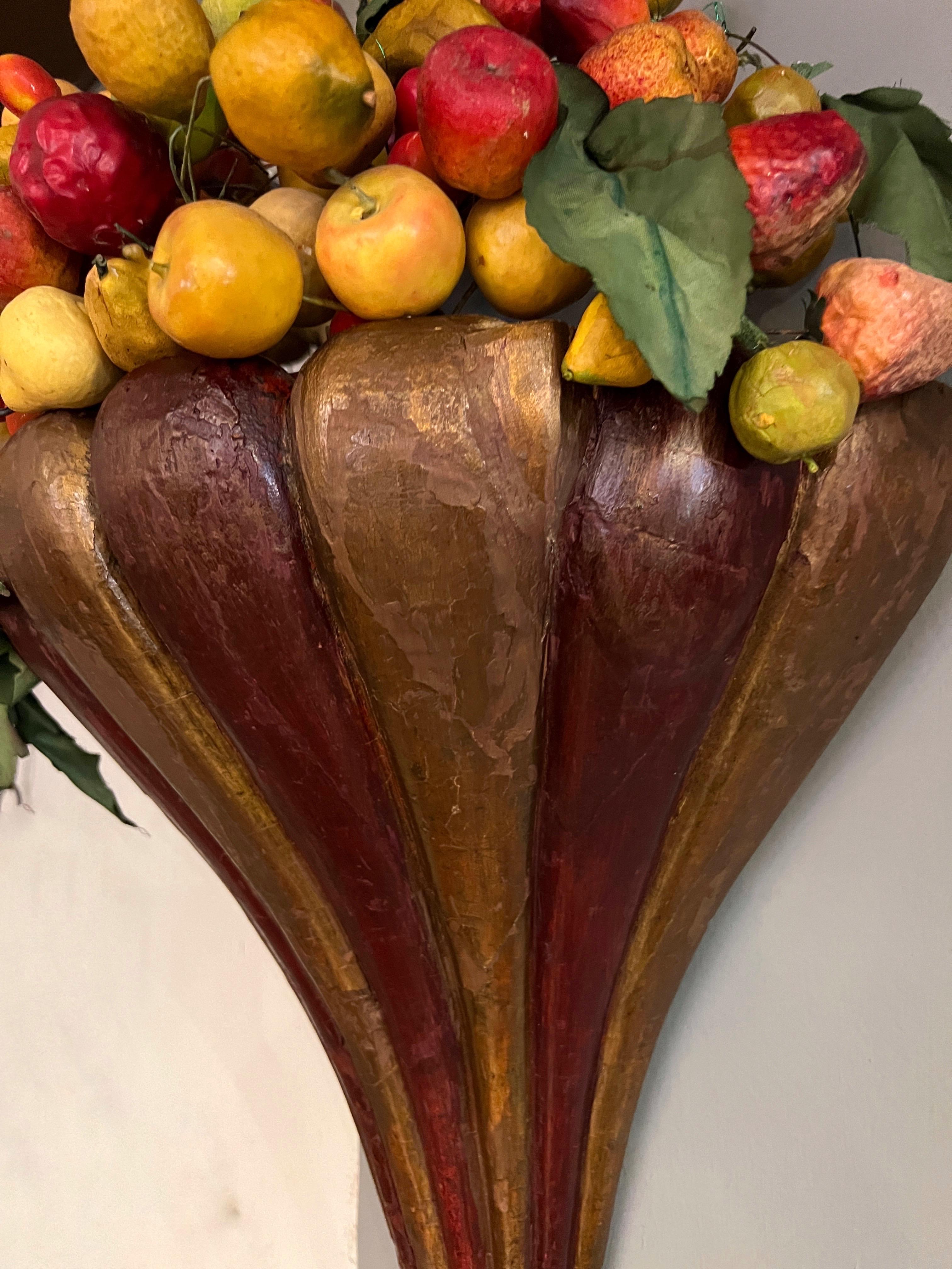 Coppia di appliques a forma di cornucopia in legno con frutta, primi '800 For Sale 19