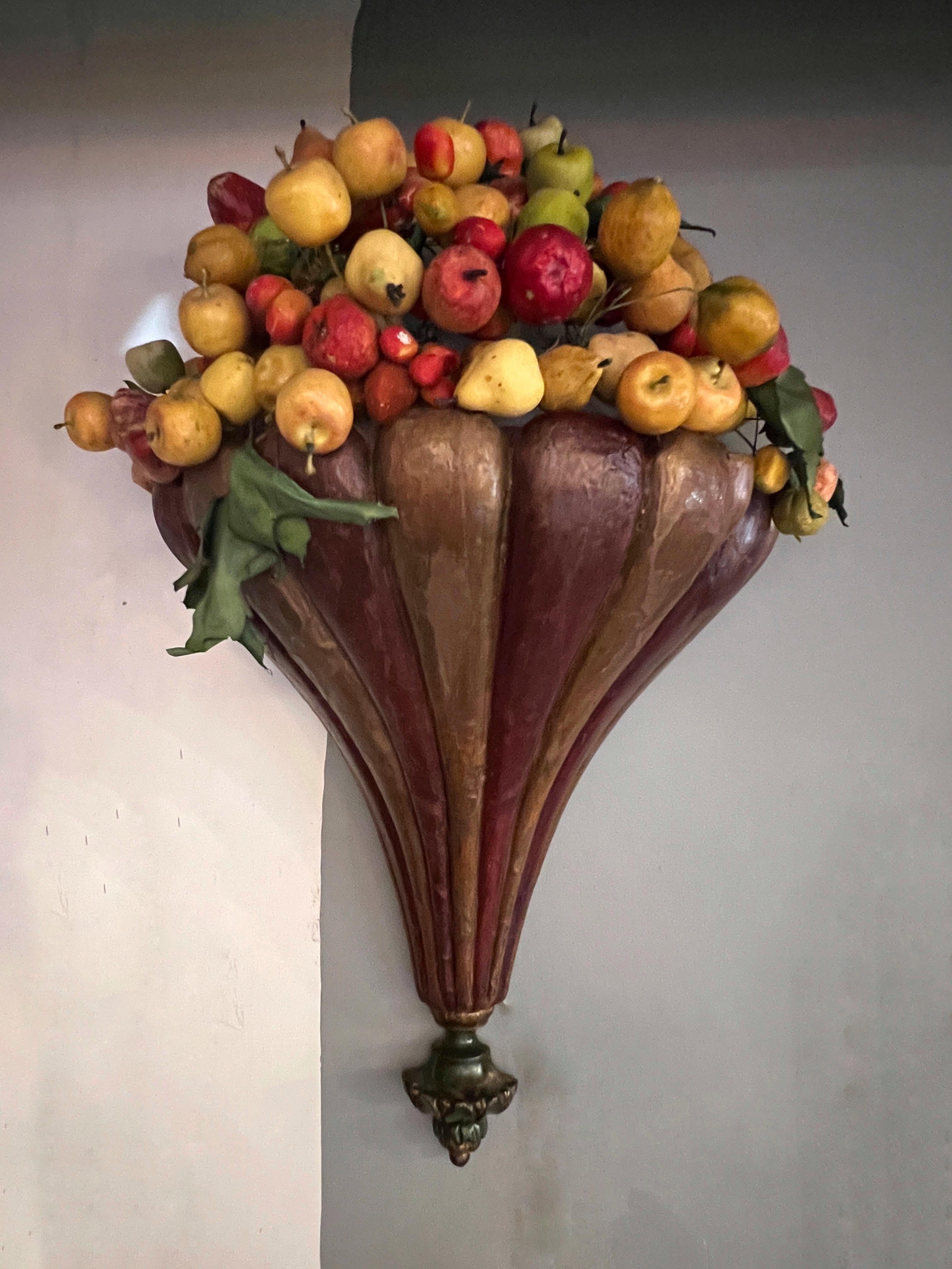 Country Coppia di appliques a forma di cornucopia in legno con frutta, primi '800 For Sale