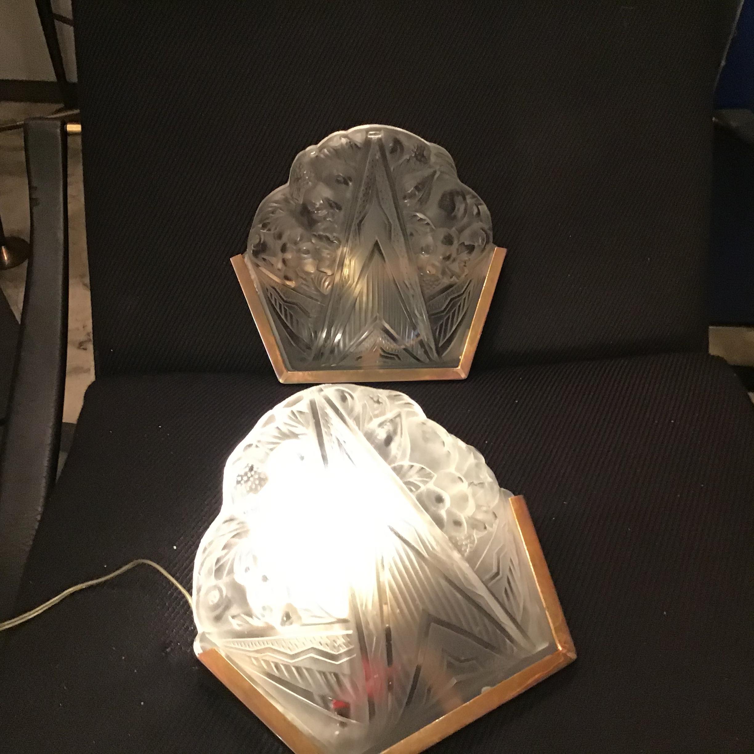 Pair Of French Wall Lights 1930s Art D'eco Frosted Glass Chrome Metal For Sale 5