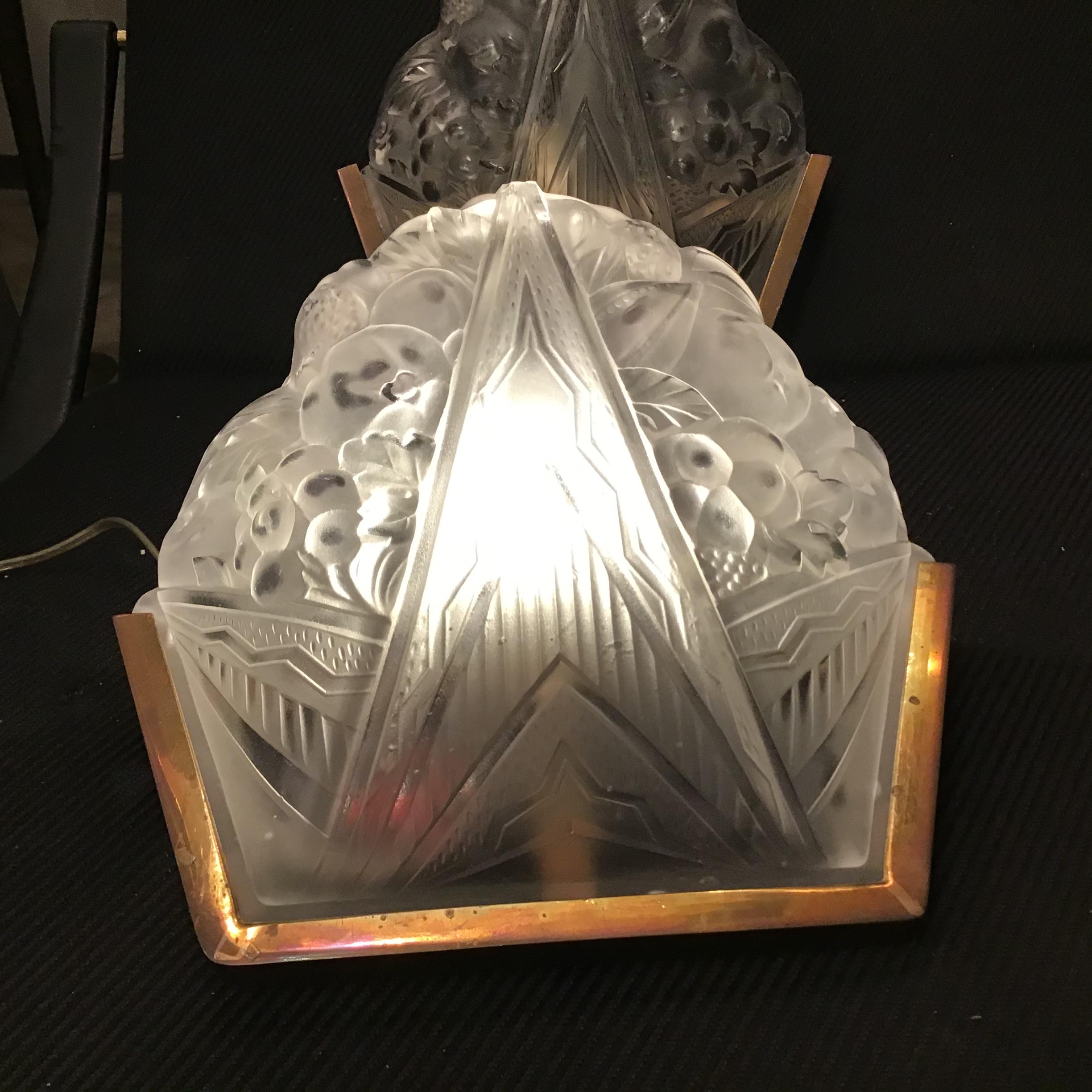 Pair Of French Wall Lights 1930s Art D'eco Frosted Glass Chrome Metal In Good Condition For Sale In Milano, IT