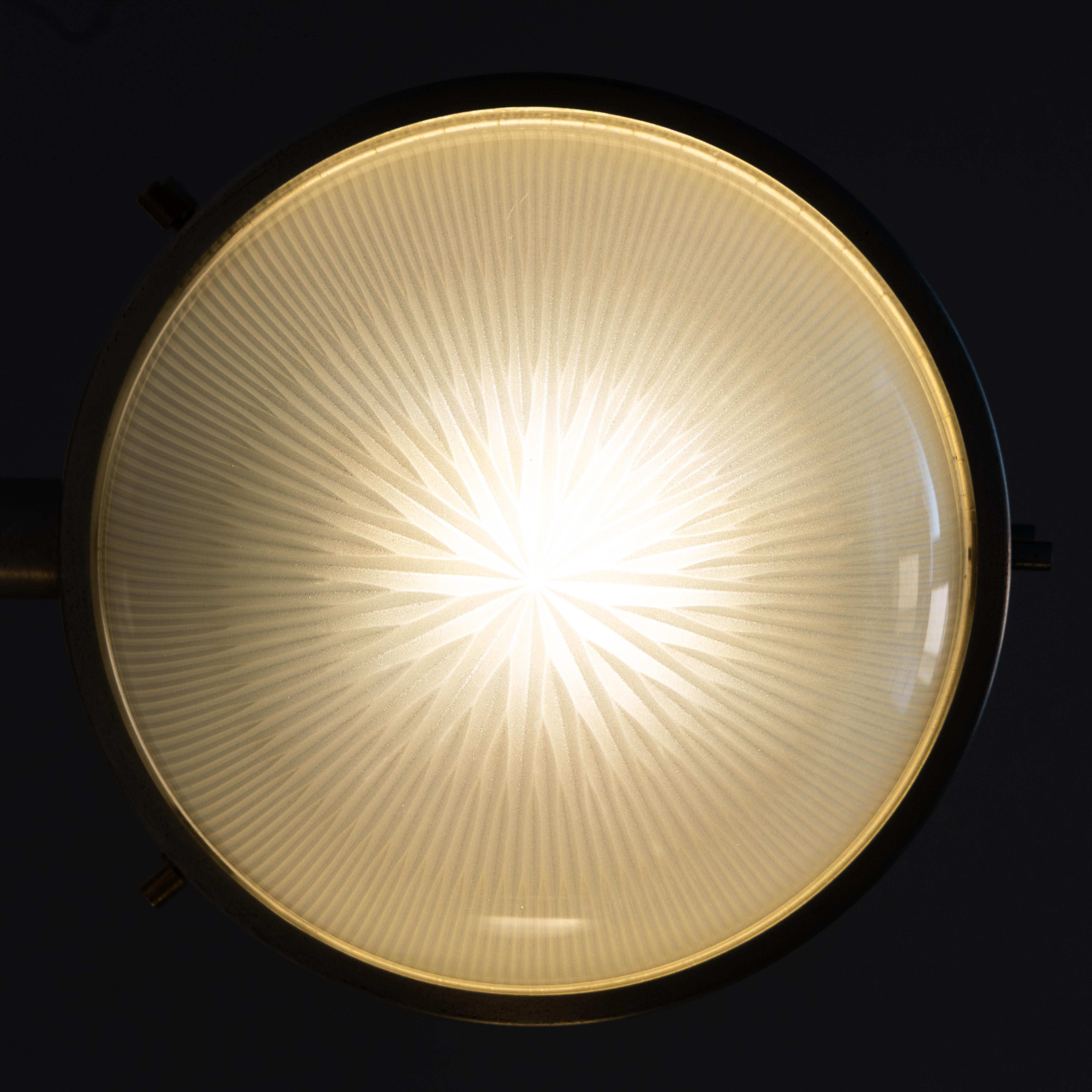 Lampade da parete “Gamma”, disegnate da Sergio Mazza nel 1960, struttura in metallo cromato con paralumi in vetro inciso e smerigliato, base circolare da cui si erge un braccio cilindrico che sostiene un grande elemento centrale circolare con