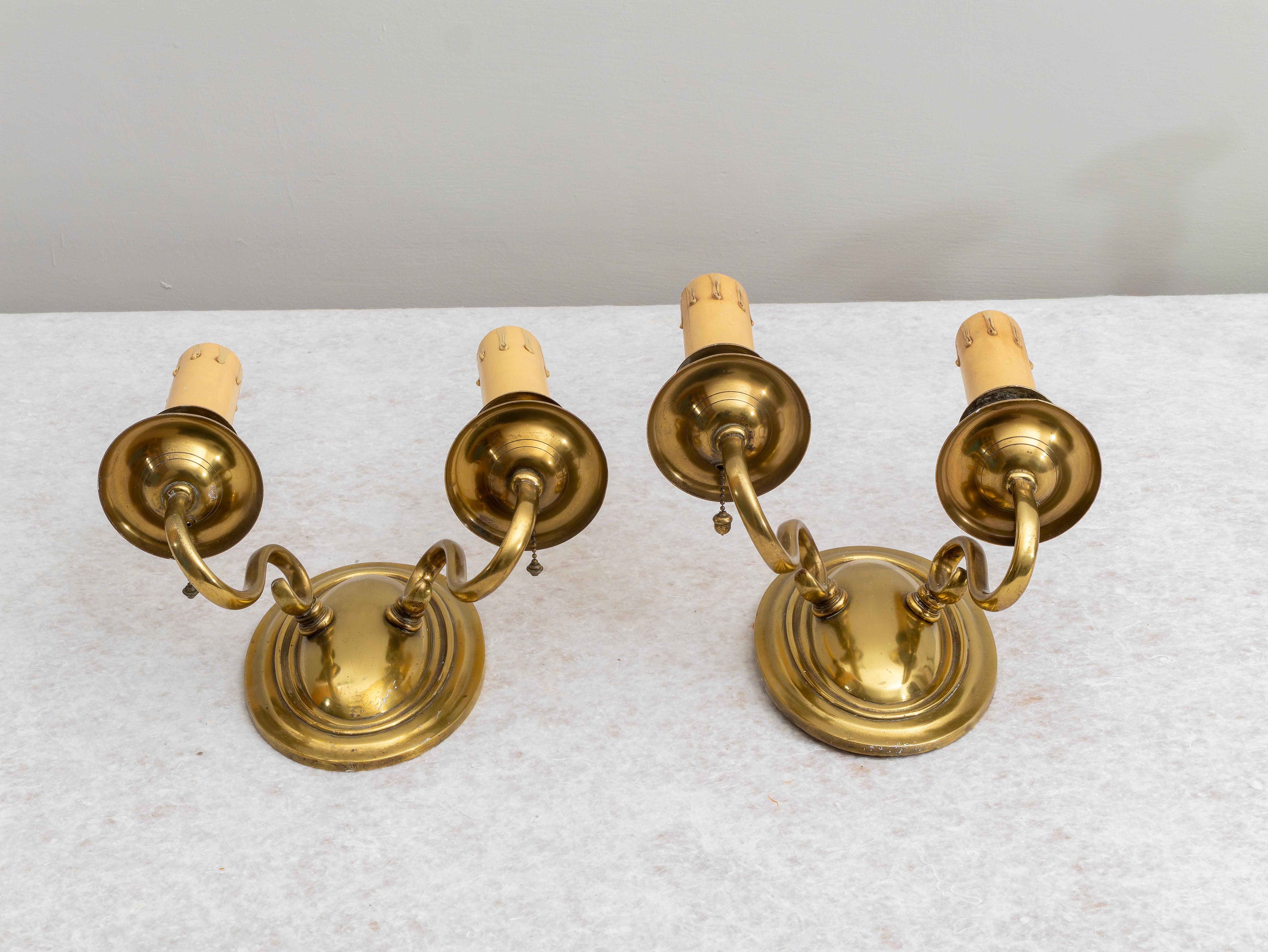 Coppia di Appliques in ottone, Anni '50, Made in Italy. 
Elegante Coppia di Appliques da parete in ottone dorato nello stile di Luigi XVI. Sono molto eleganti e la loro caratteristica è avere una piccolissima catenella per accendere e spegnere con