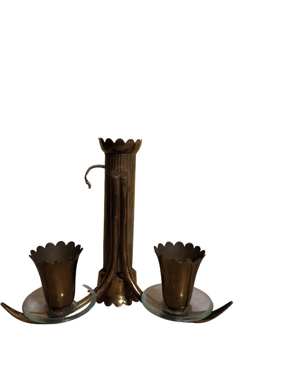 Paire d'appliques murales en laiton avec verre biseauté Italie. 
dimensions Largeur 18 cm, hauteur 16 cm, profondeur 9 cm.
Ces charmantes appliques présentent un design classique et raffiné, idéal pour enrichir l'atmosphère de n'importe quelle