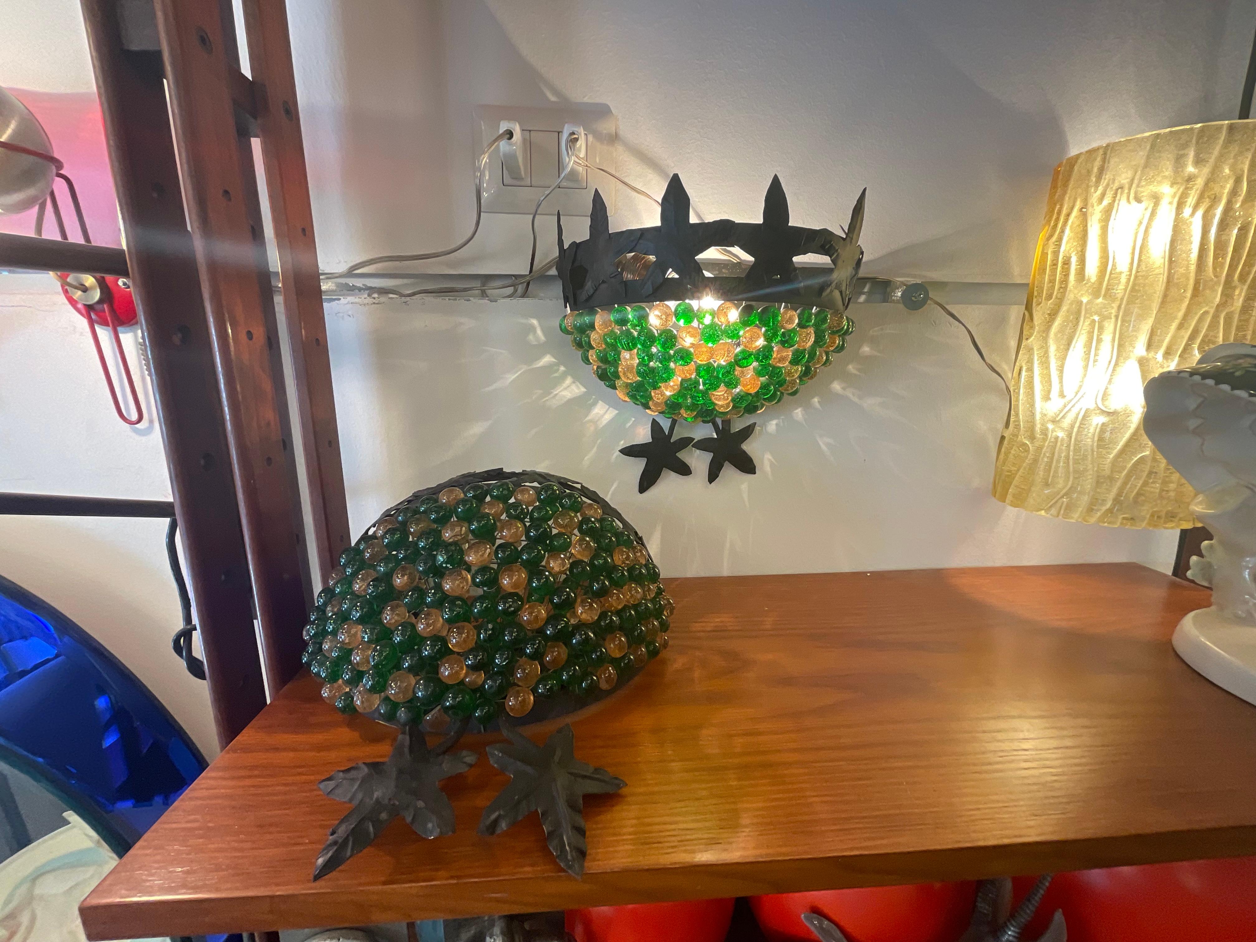 Non è stato possibile attribuire una paternità a questa coppia di appliques, sicuramente fatti artigianalmente ma di grande qualità ed un bel disegno.
Sono fatti in vetro di murano e ferro battuto