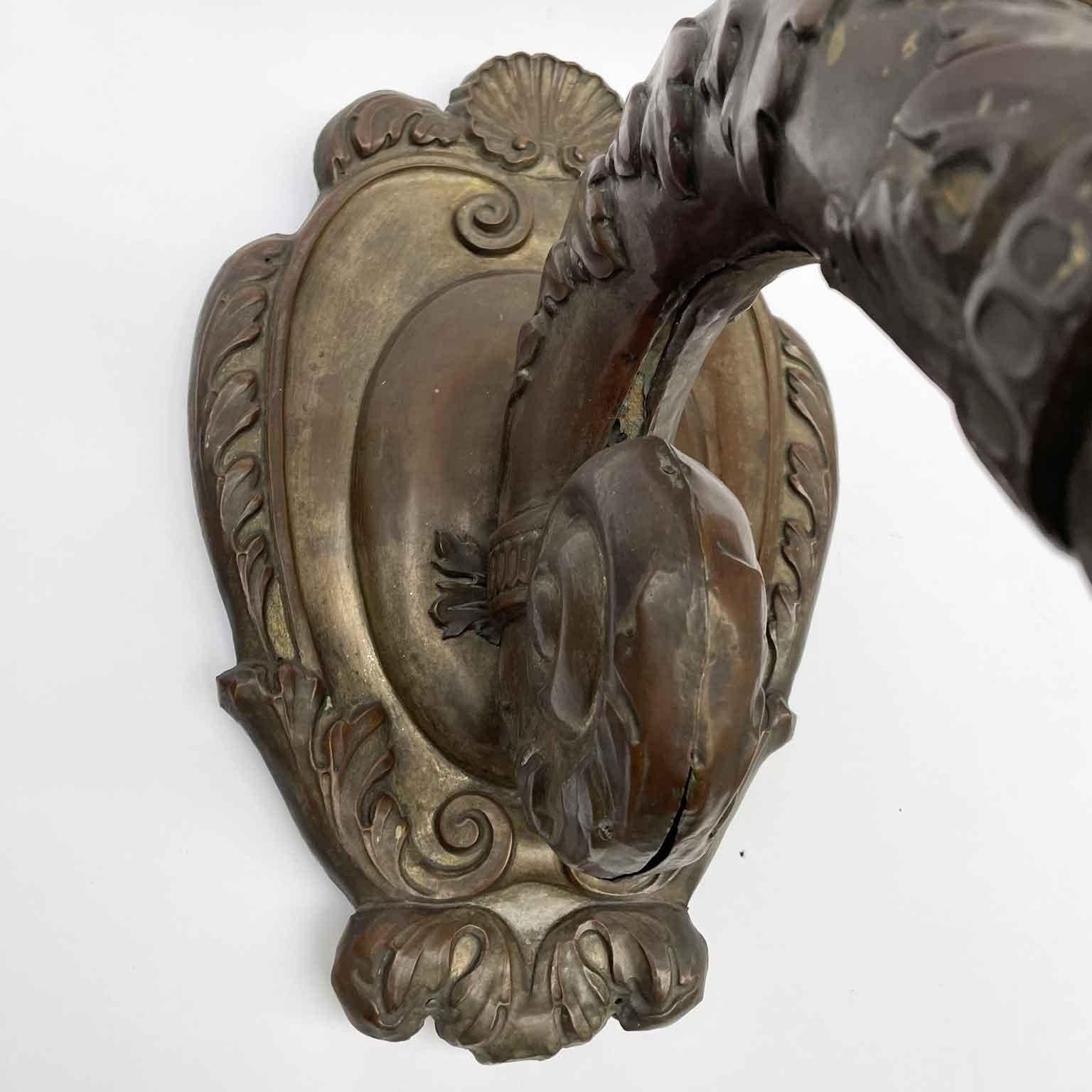Italian Paire de grandes appliques courbes en cuivre et argent plaqué italiennes de 1700  en vente