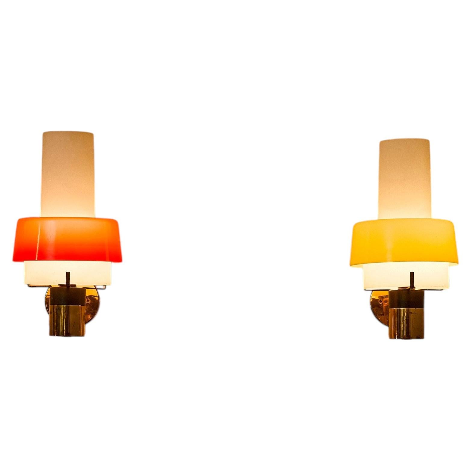 Pair of wall sconces model 2079/1 in brass and glass, Stilnovo, c. 1957.