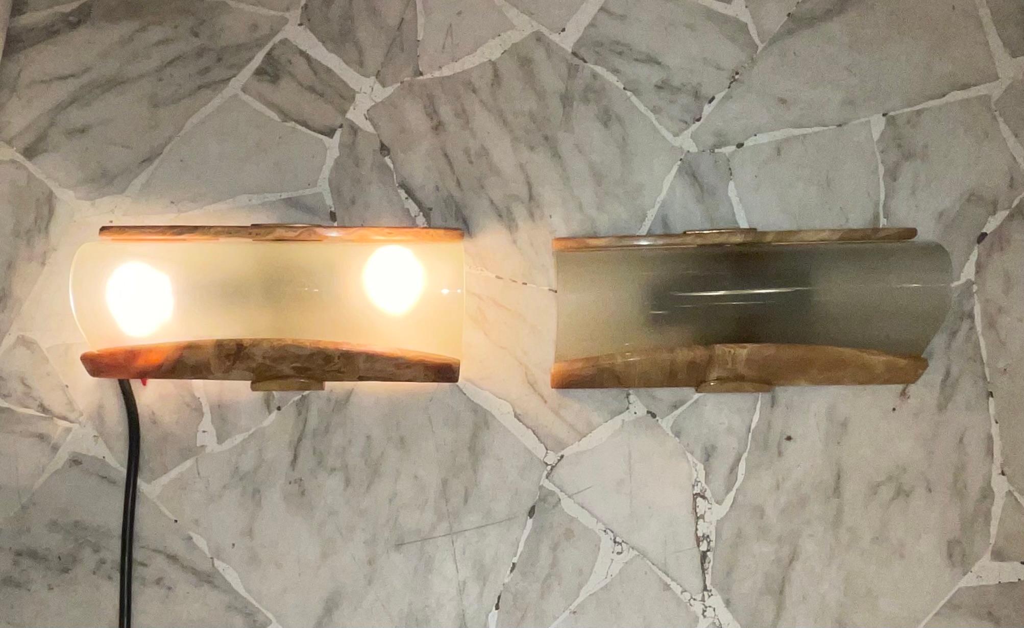 Paire d'appliques - verre, albâtre et laiton - Made in ITALY - .1960. 2