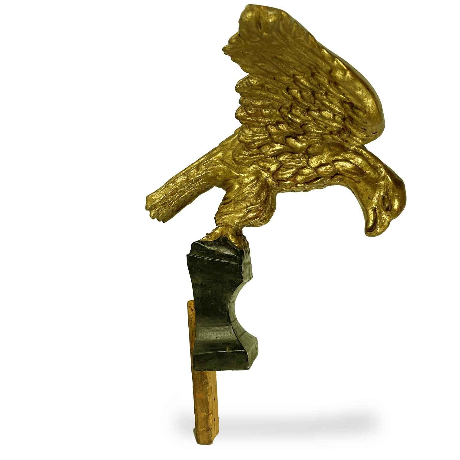 Pareja De Águilas Talladas Y Doradas Esculturas De Animales Italianas Mediados Del Siglo XIX Hoja de oro en venta