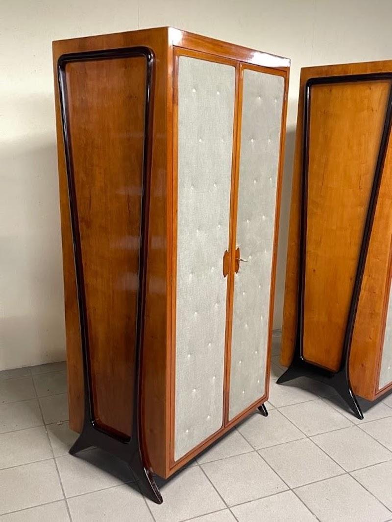 Coppia di armadi anni '40 in legno di pero e ante in tessuto in vendita 3