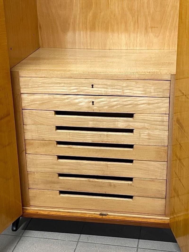 Coppia di armadi anni '40 in legno di pero e ante in tessuto in vendita 13