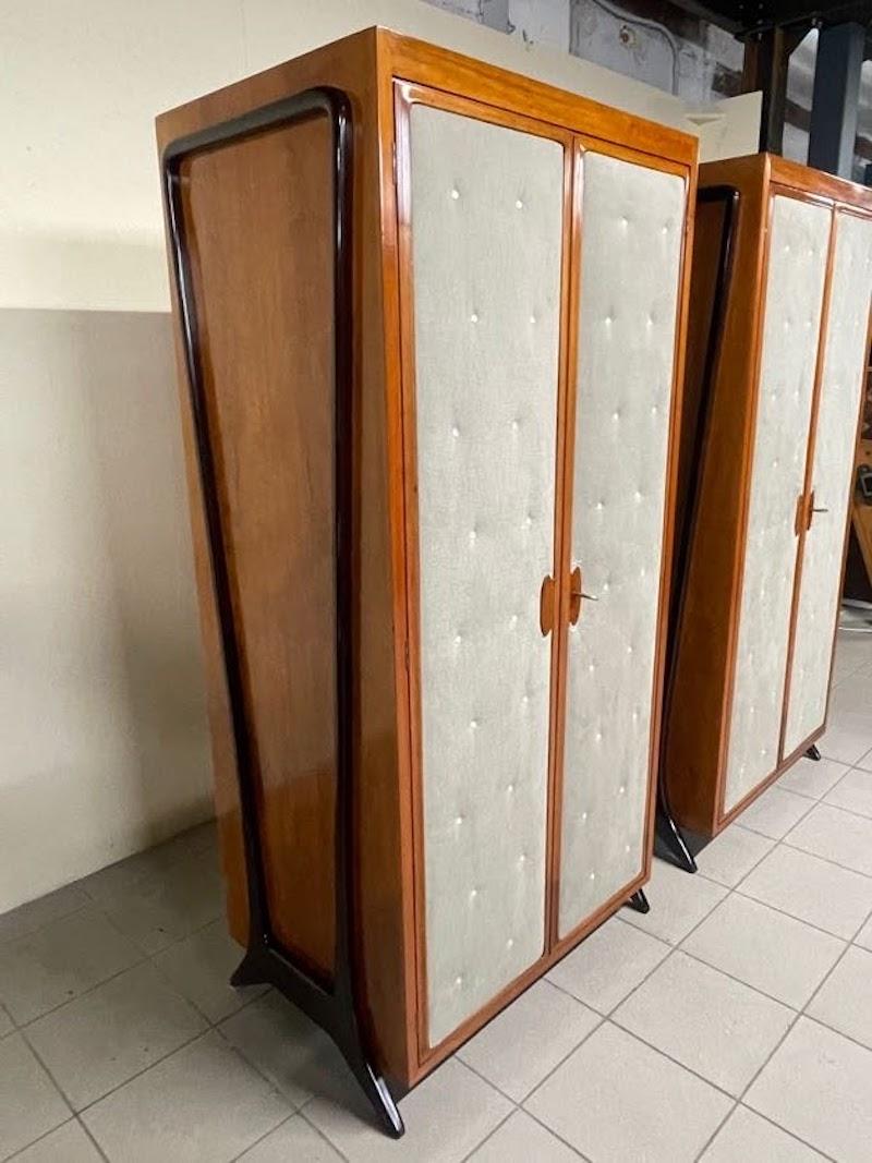 Art Déco Coppia di armadi anni '40 in legno di pero e ante in tessuto in vendita