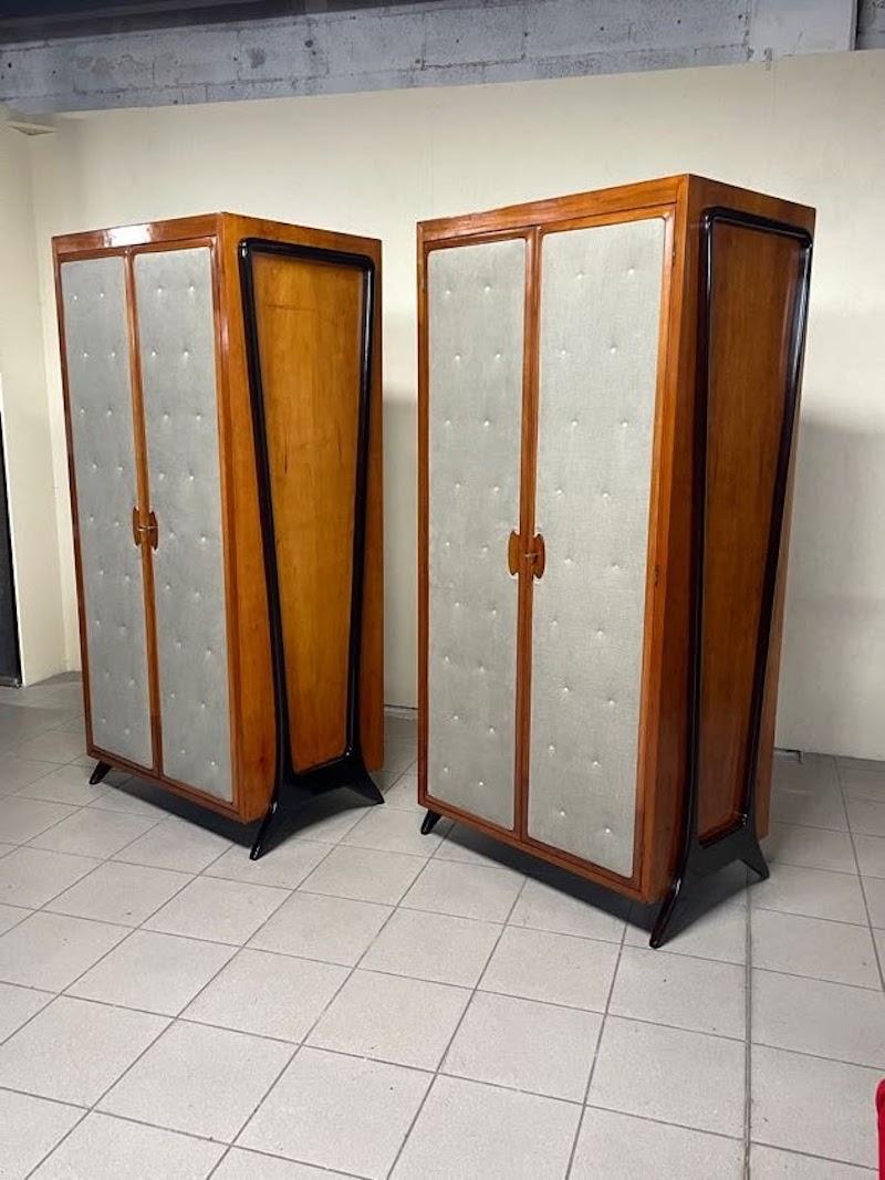 Coppia di armadi anni '40 in legno di pero e ante in tessuto In condizioni ottime in vendita a SAN PIETRO MOSEZZO, NO