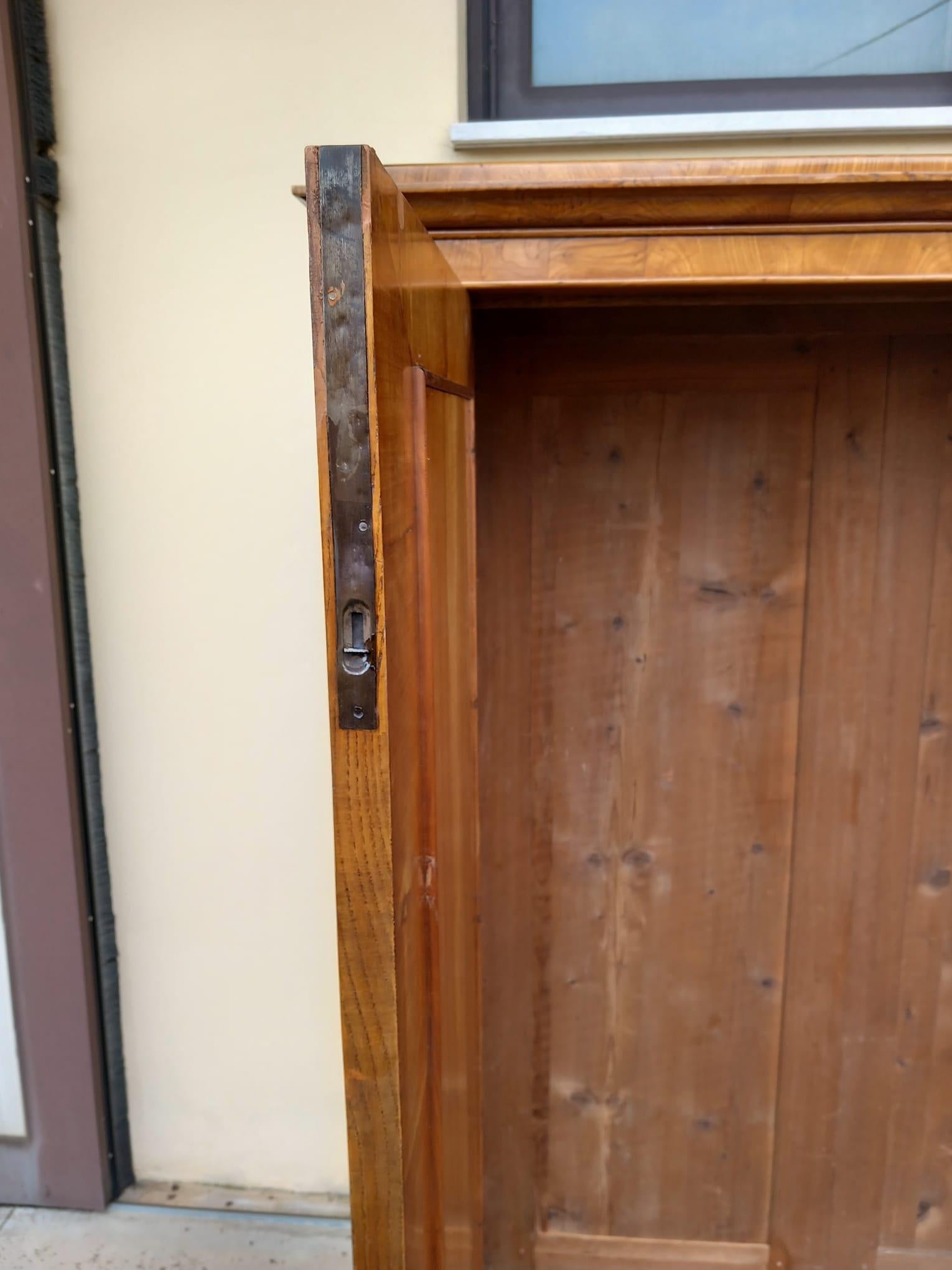 Coppia di armadi Biedermeier in radica di olmo – Austria, primo Ottocento im Angebot 5