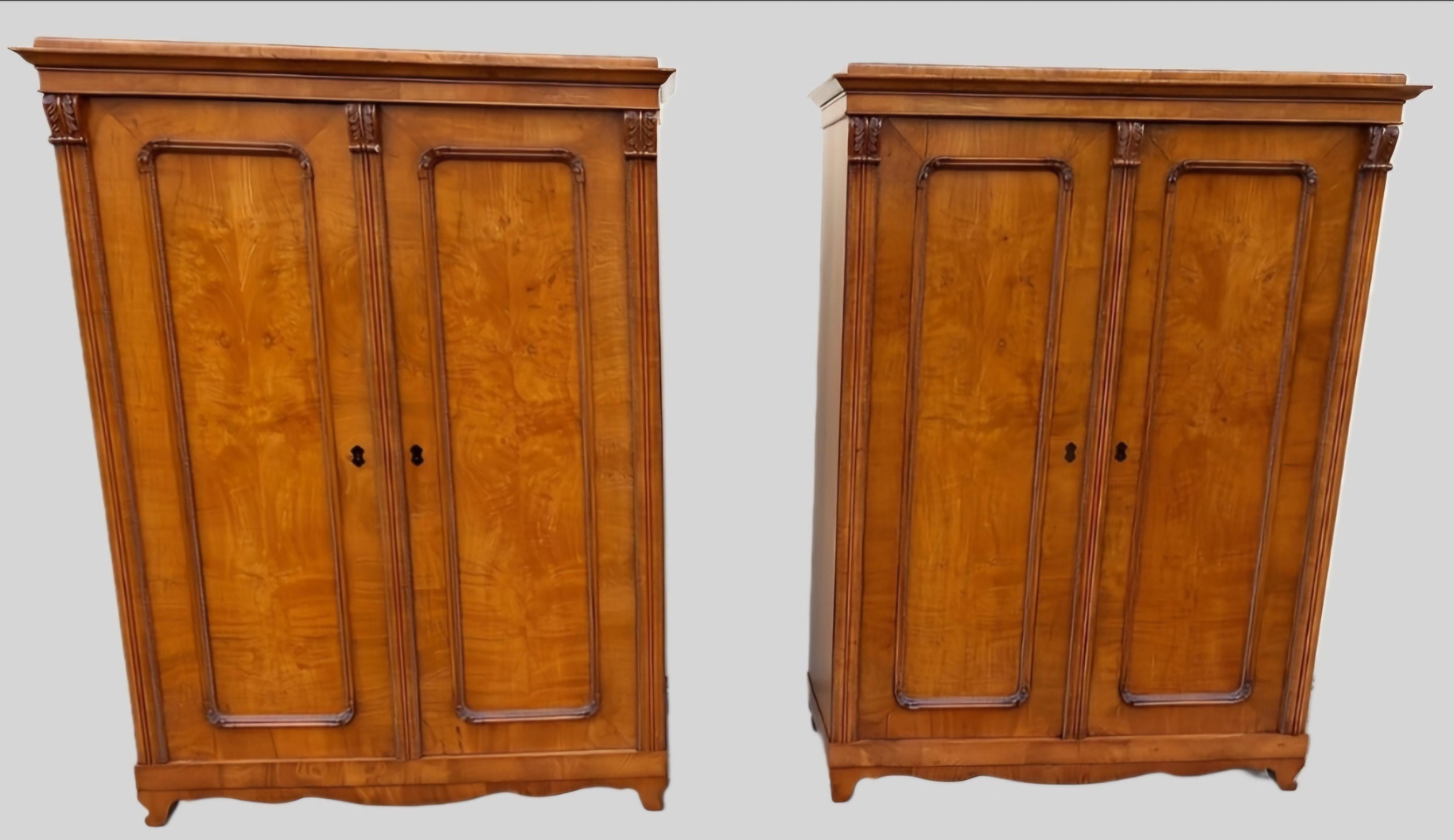 Elegante coppia di armadi in radica di olmo, provenienti dall’area austro-ungarica e databili al primo periodo Biedermeier, intorno al 1830. Il modello è estremamente sobrio e raffinato, con forme pulite, tipiche del gusto Biedermeier più autentico,