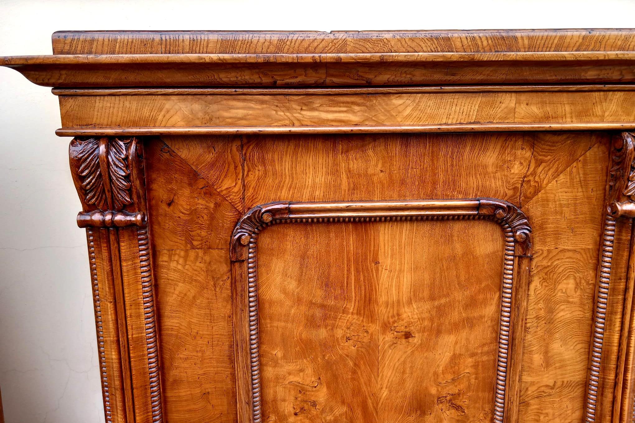 Coppia di armadi Biedermeier in radica di olmo – Austria, primo Ottocento im Angebot 1