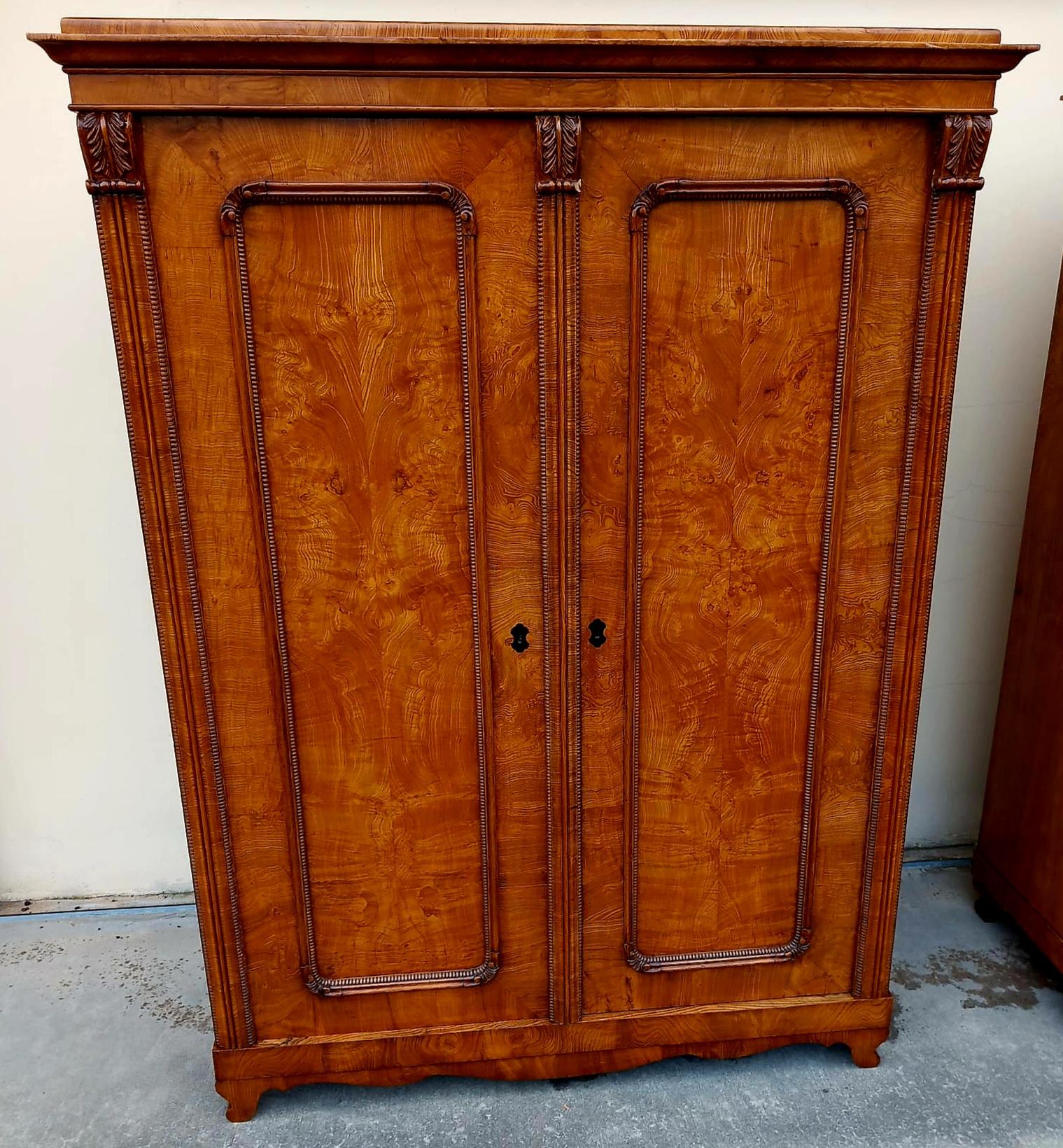 Coppia di armadi Biedermeier in radica di olmo – Austria, primo Ottocento im Angebot 2