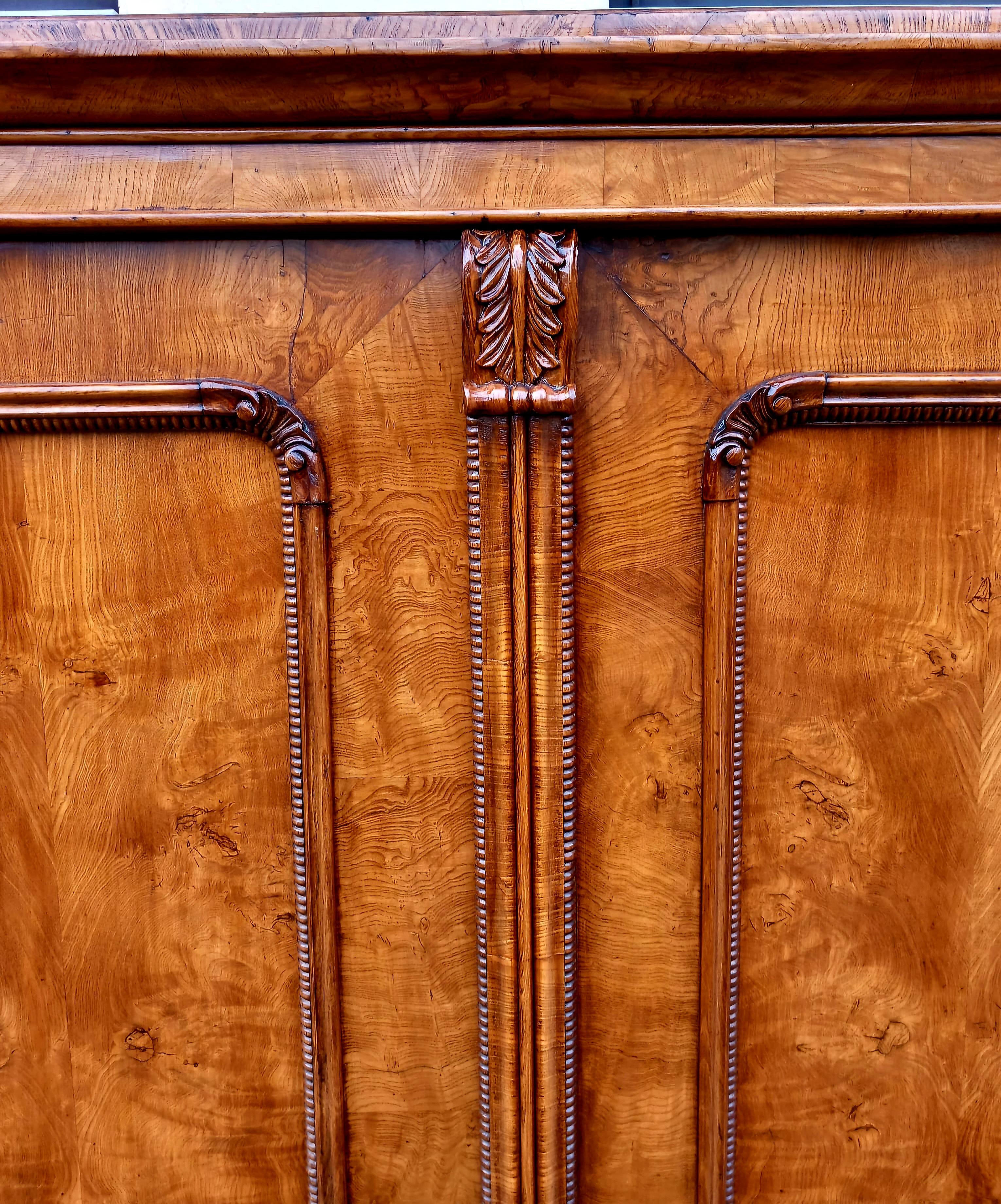 Coppia di armadi Biedermeier in radica di olmo – Austria, primo Ottocento im Angebot 3