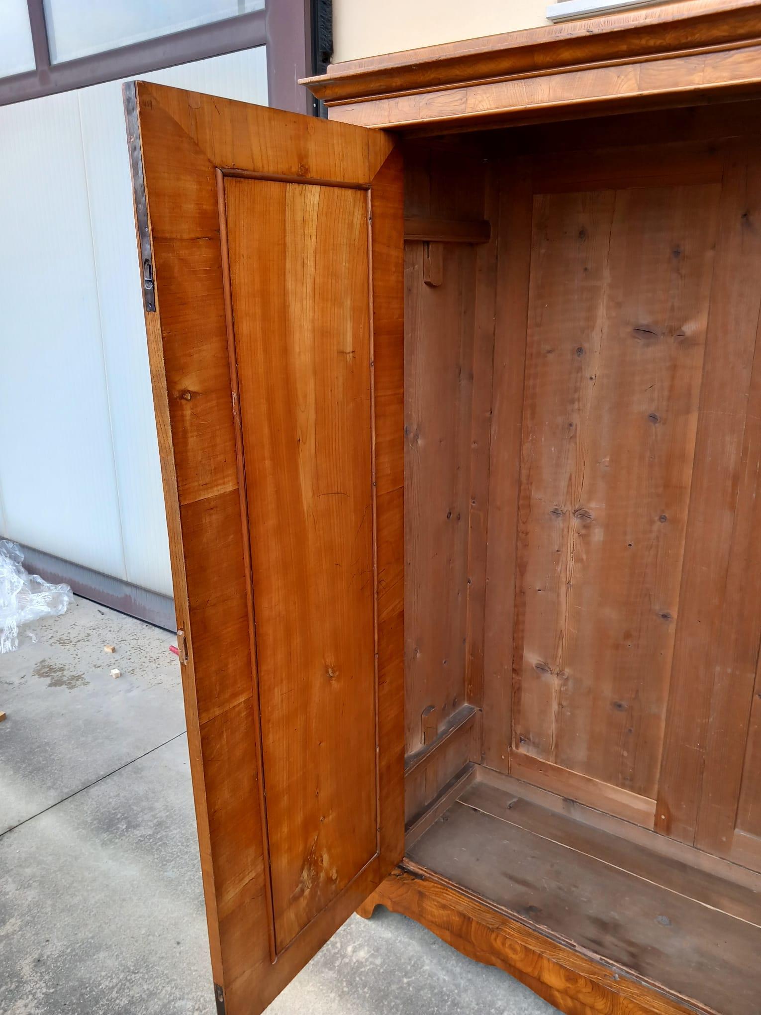Coppia di armadi Biedermeier in radica di olmo – Austria, primo Ottocento im Angebot 4