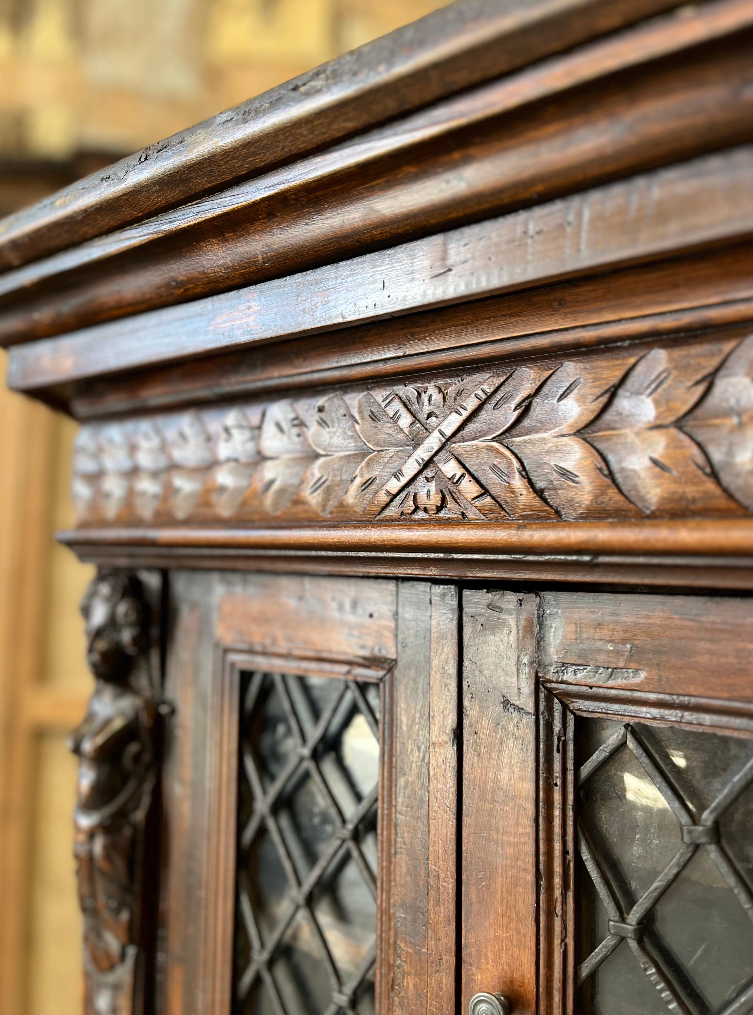 Coppia di armadi neorinascimentali in legno noce XIX sec. in vendita 3