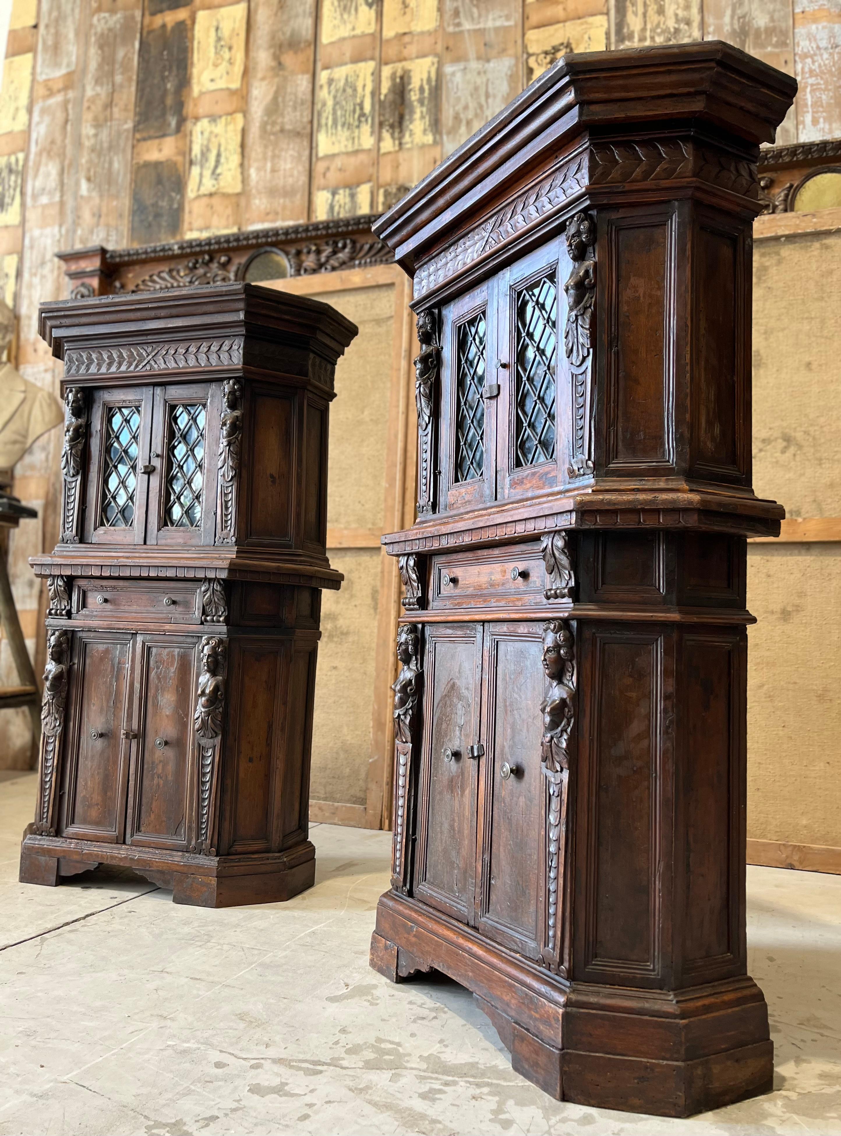 Coppia di armadi neorinascimentali in legno noce XIX sec. in vendita 4